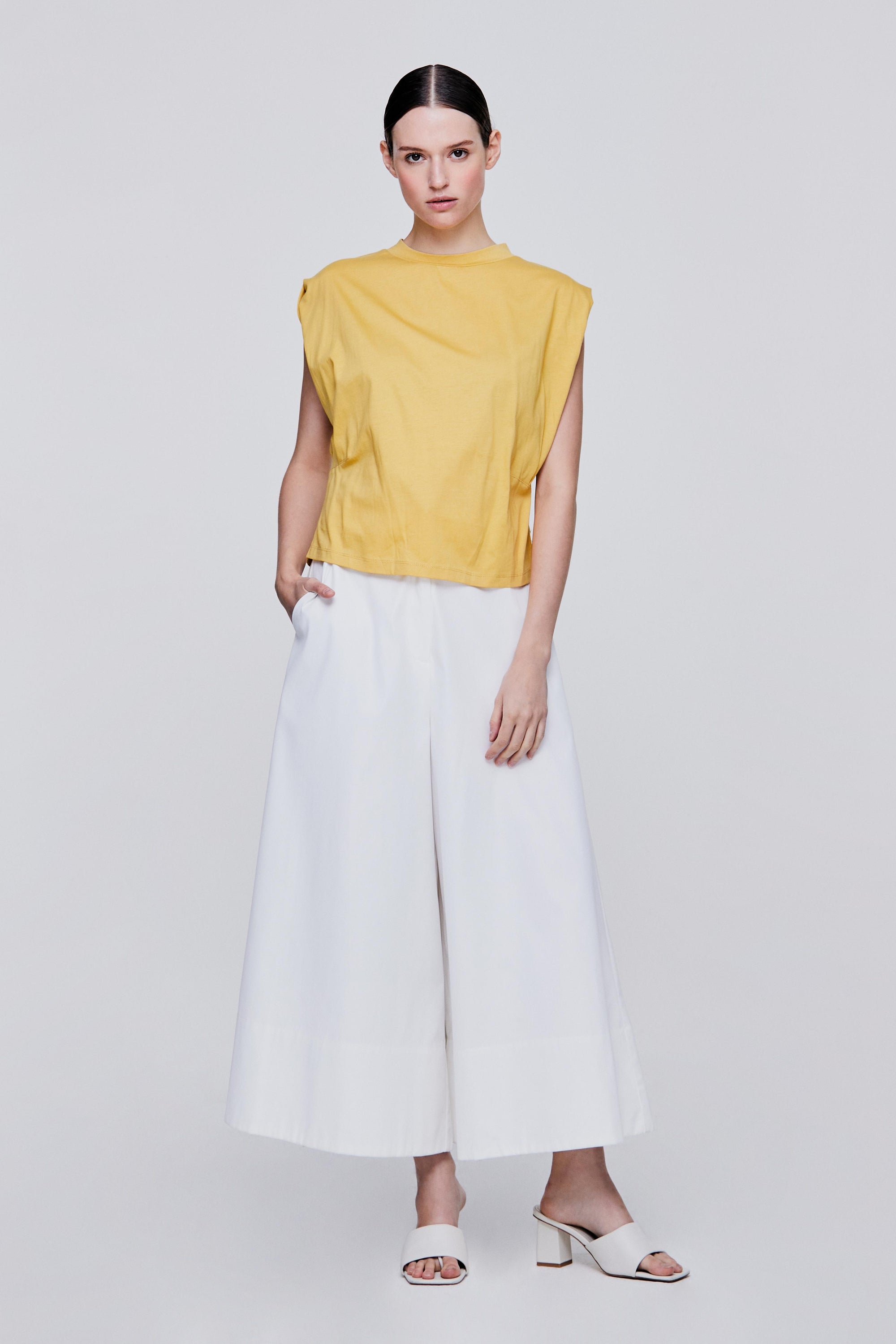 color:YELLOW