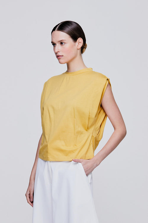 color:YELLOW