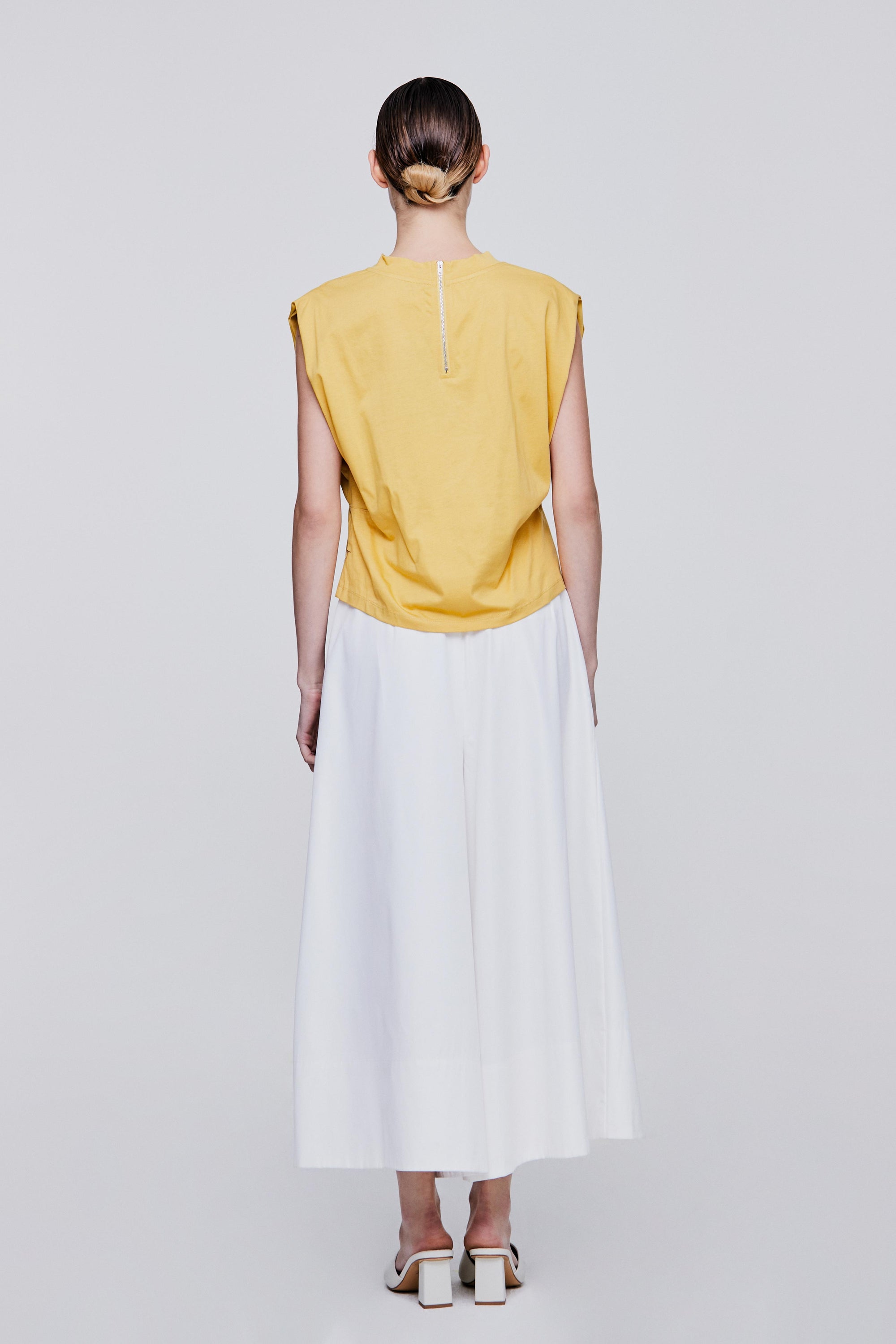 color:YELLOW