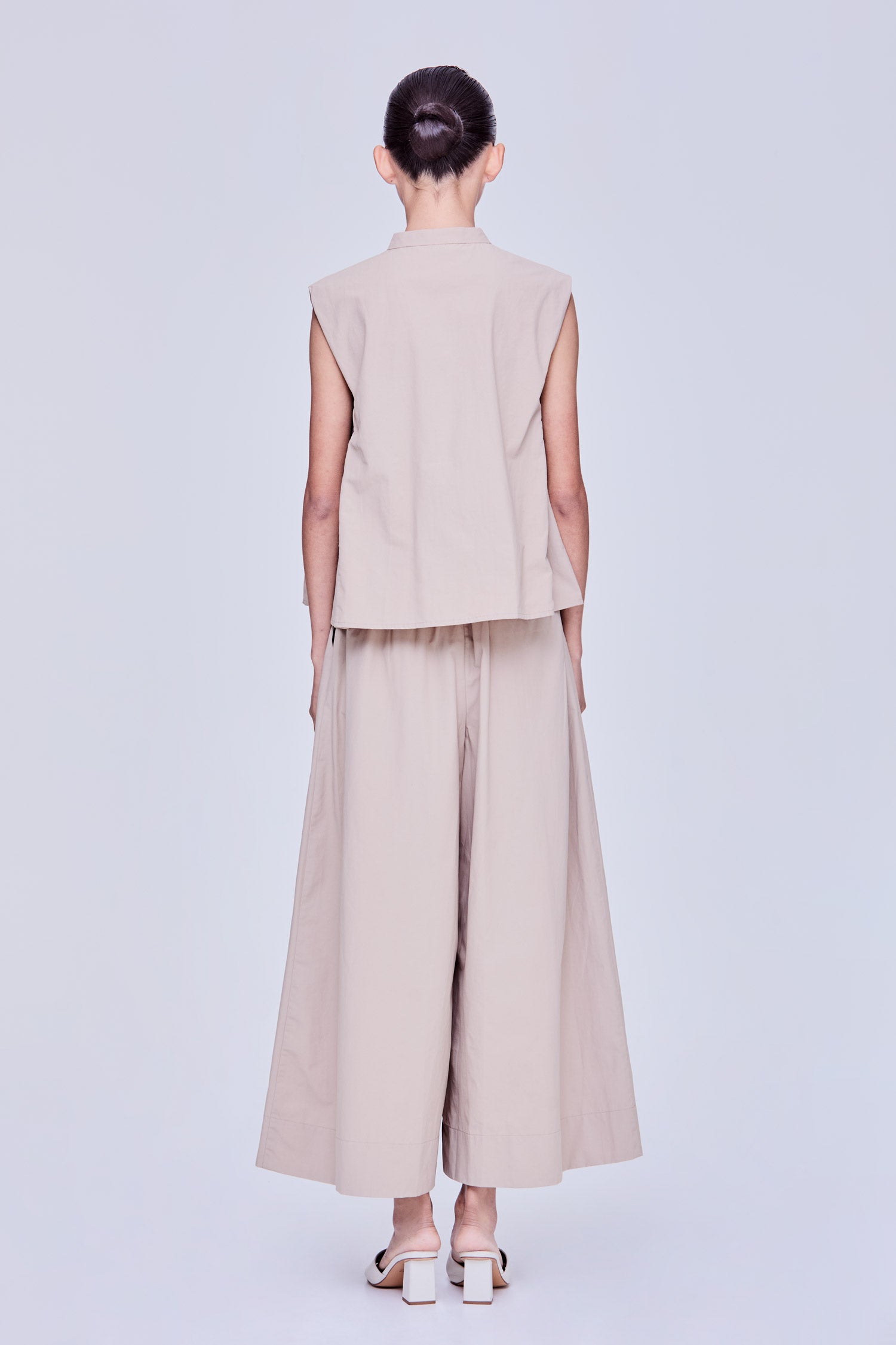 color:KHAKI
