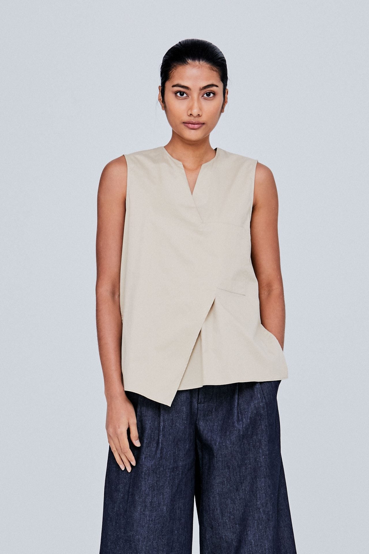 color:BEIGE