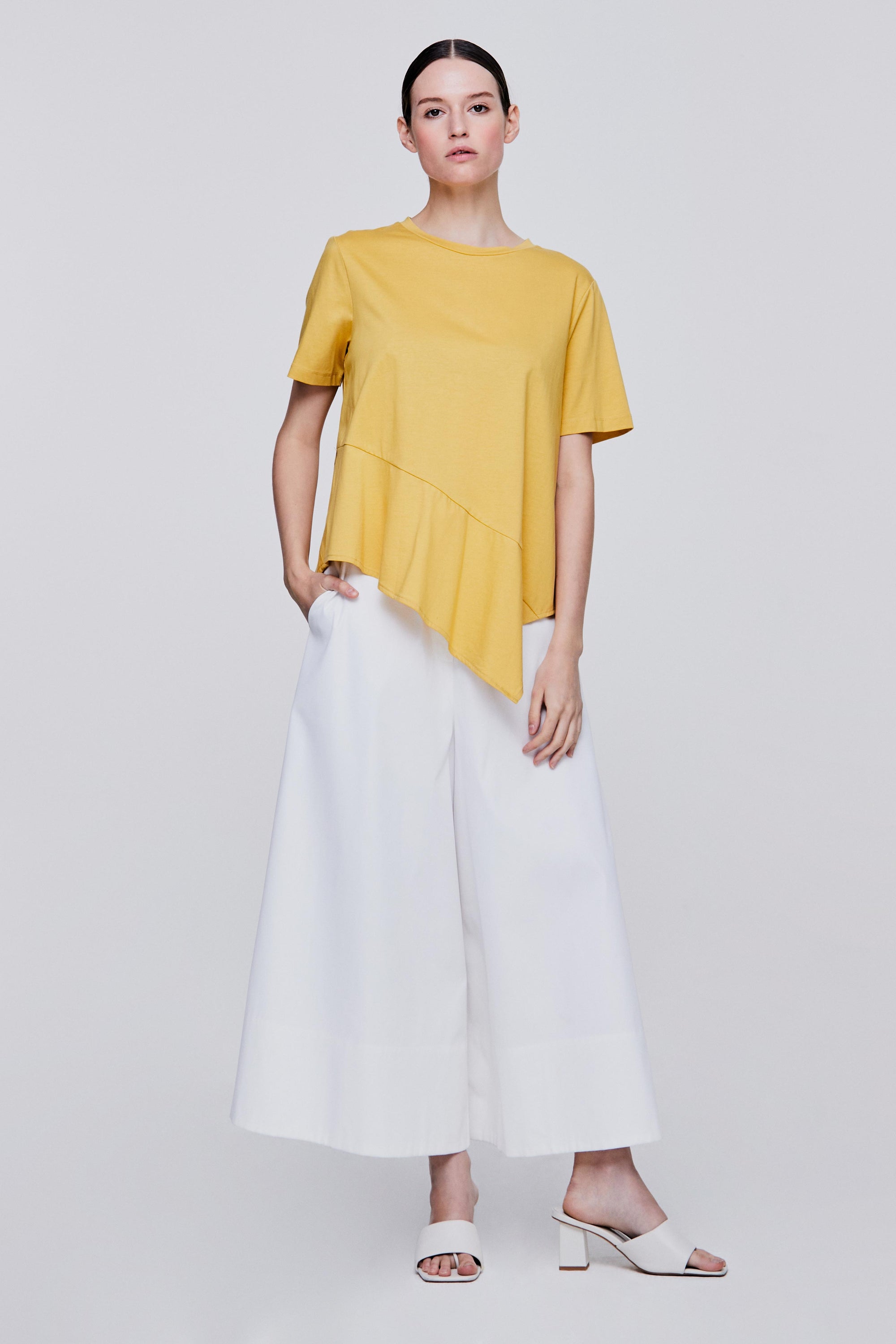 color:YELLOW