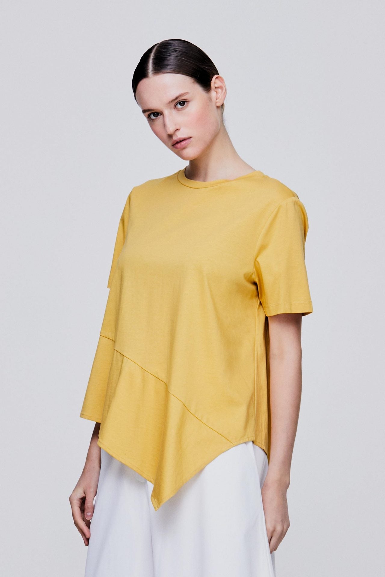 color:YELLOW
