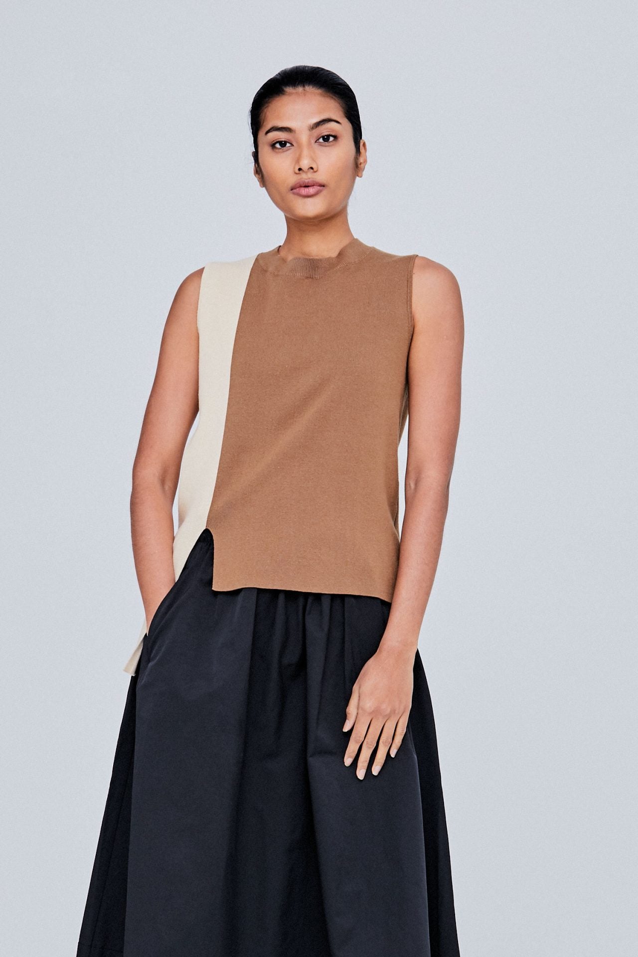 color:BEIGE