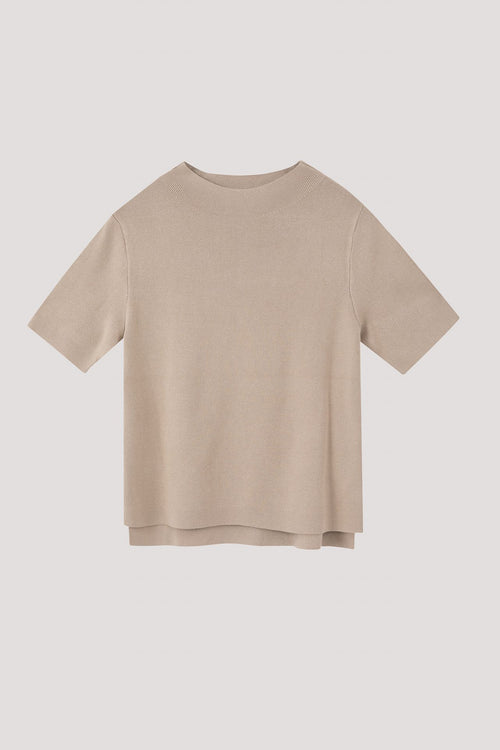 color:BEIGE