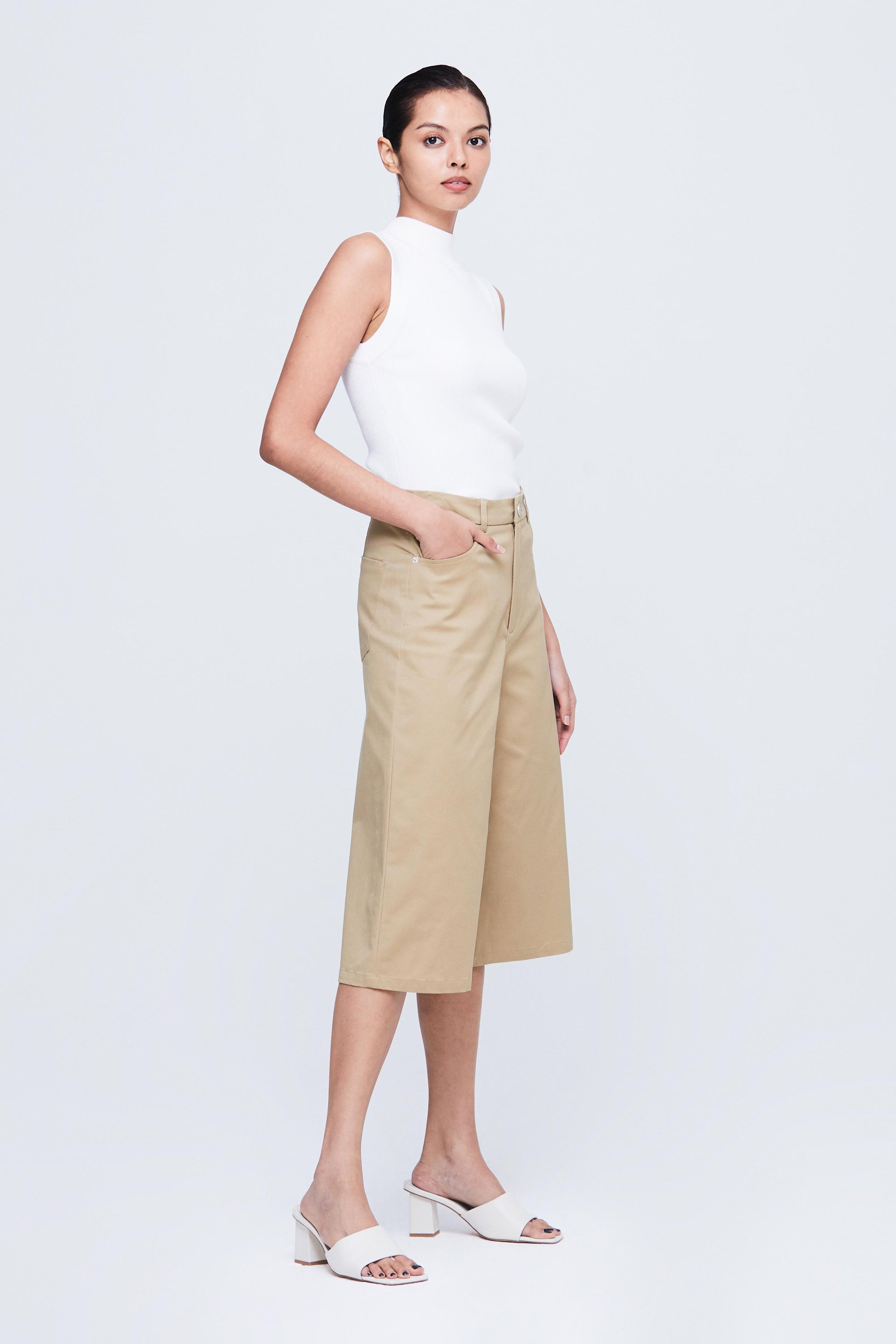color:BEIGE