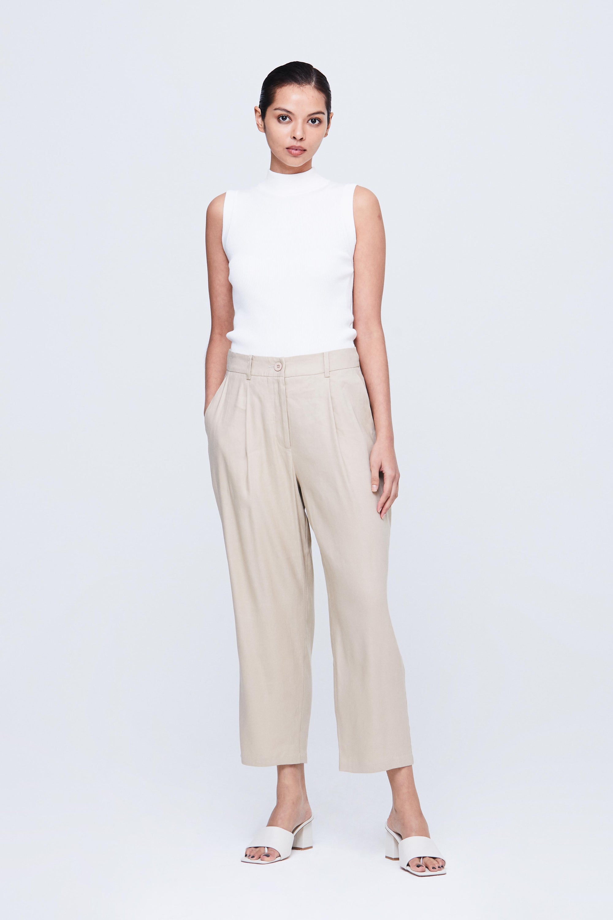 color:BEIGE