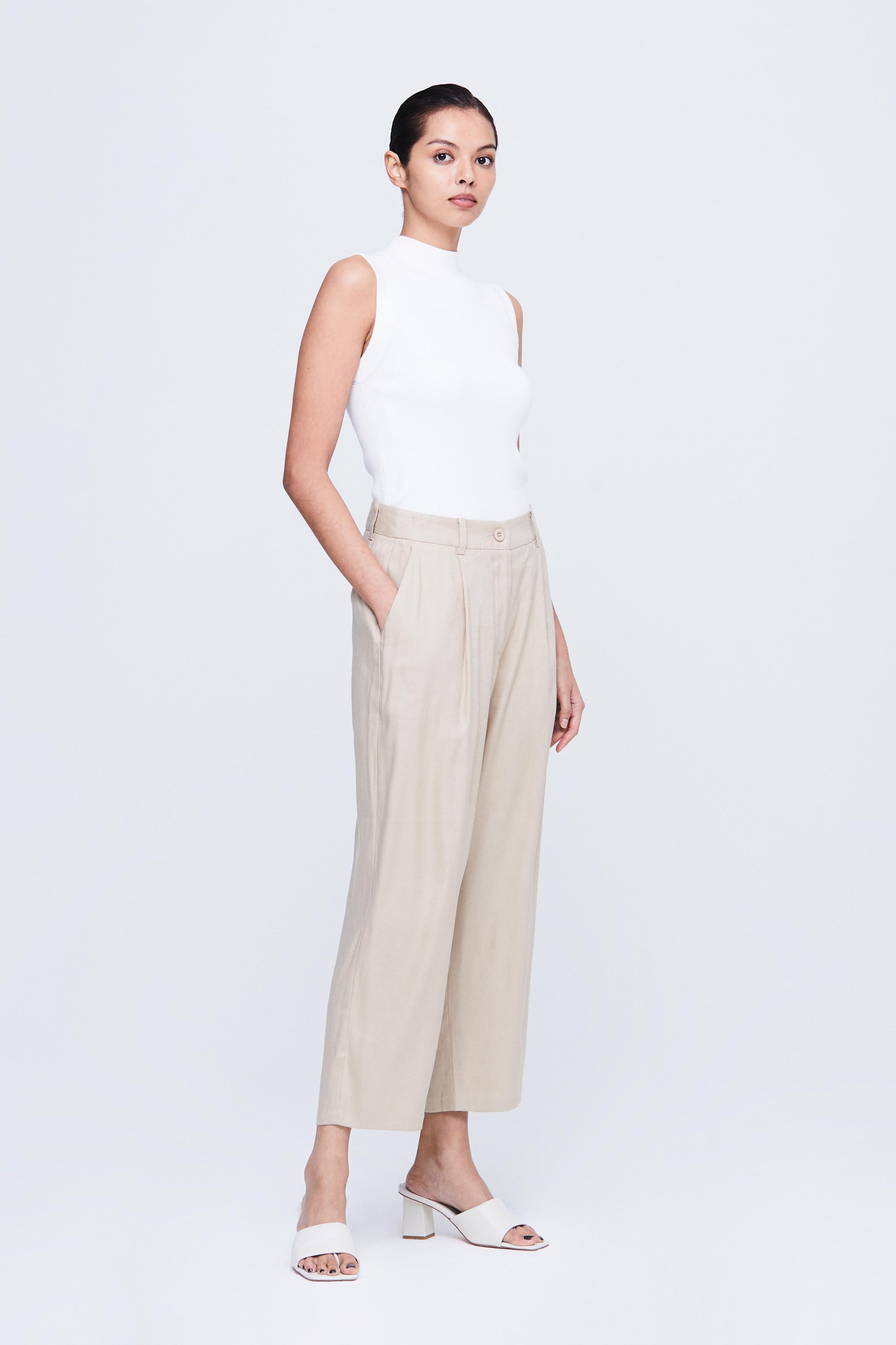color:BEIGE