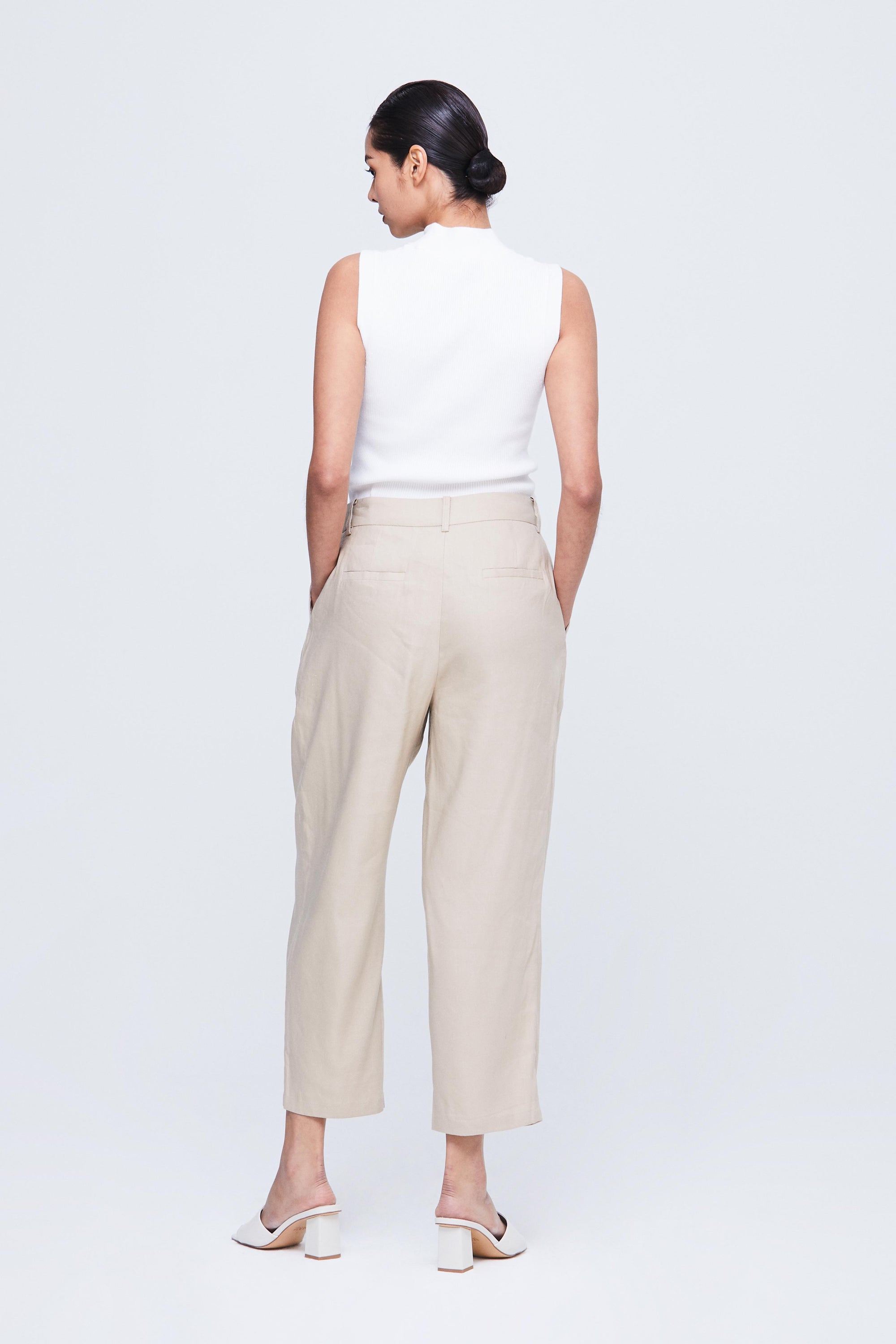 color:BEIGE