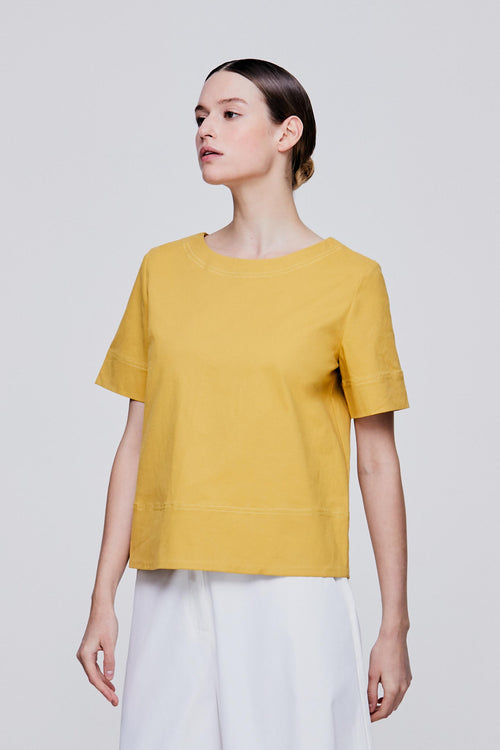 color:YELLOW