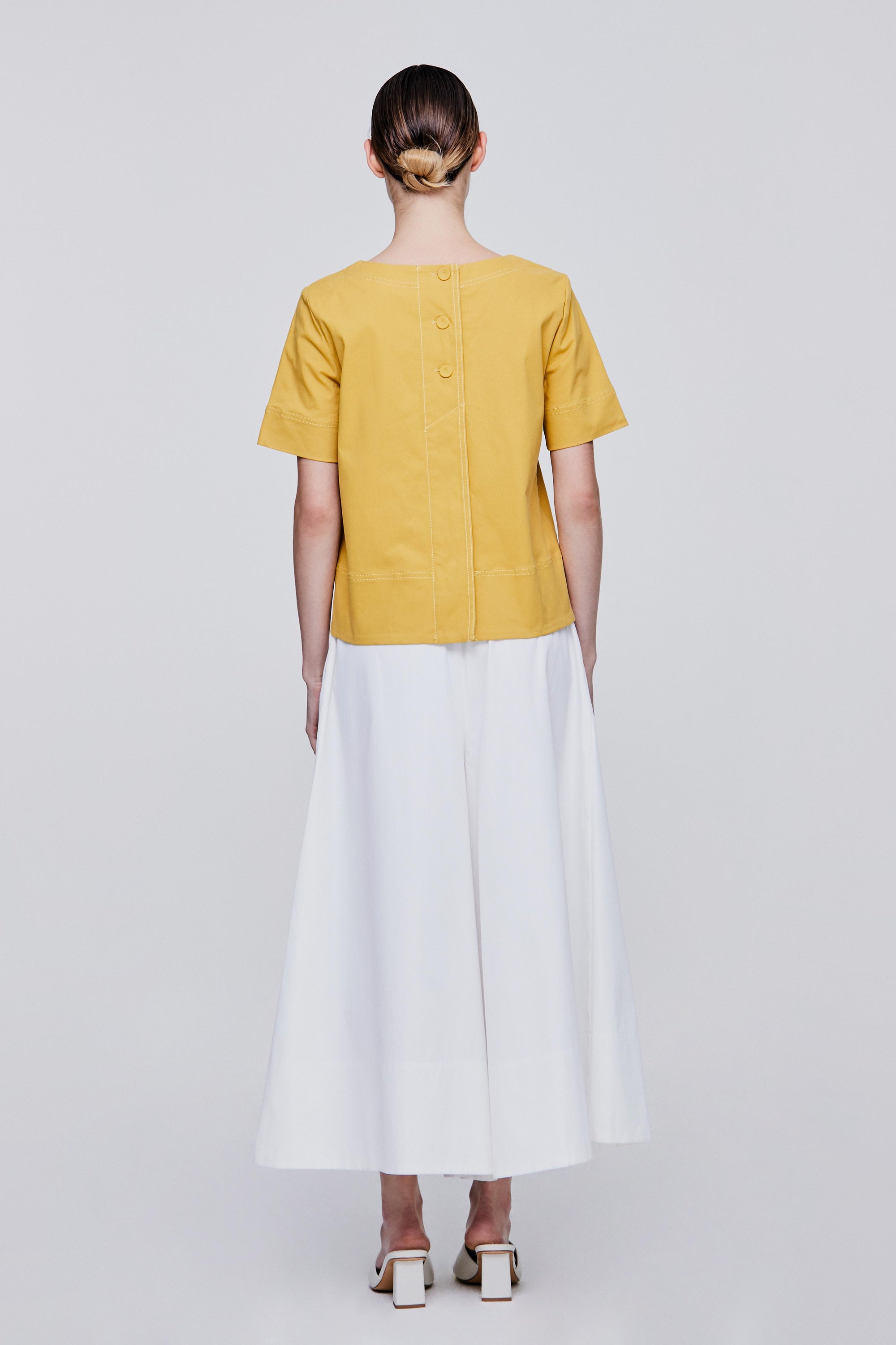 color:YELLOW