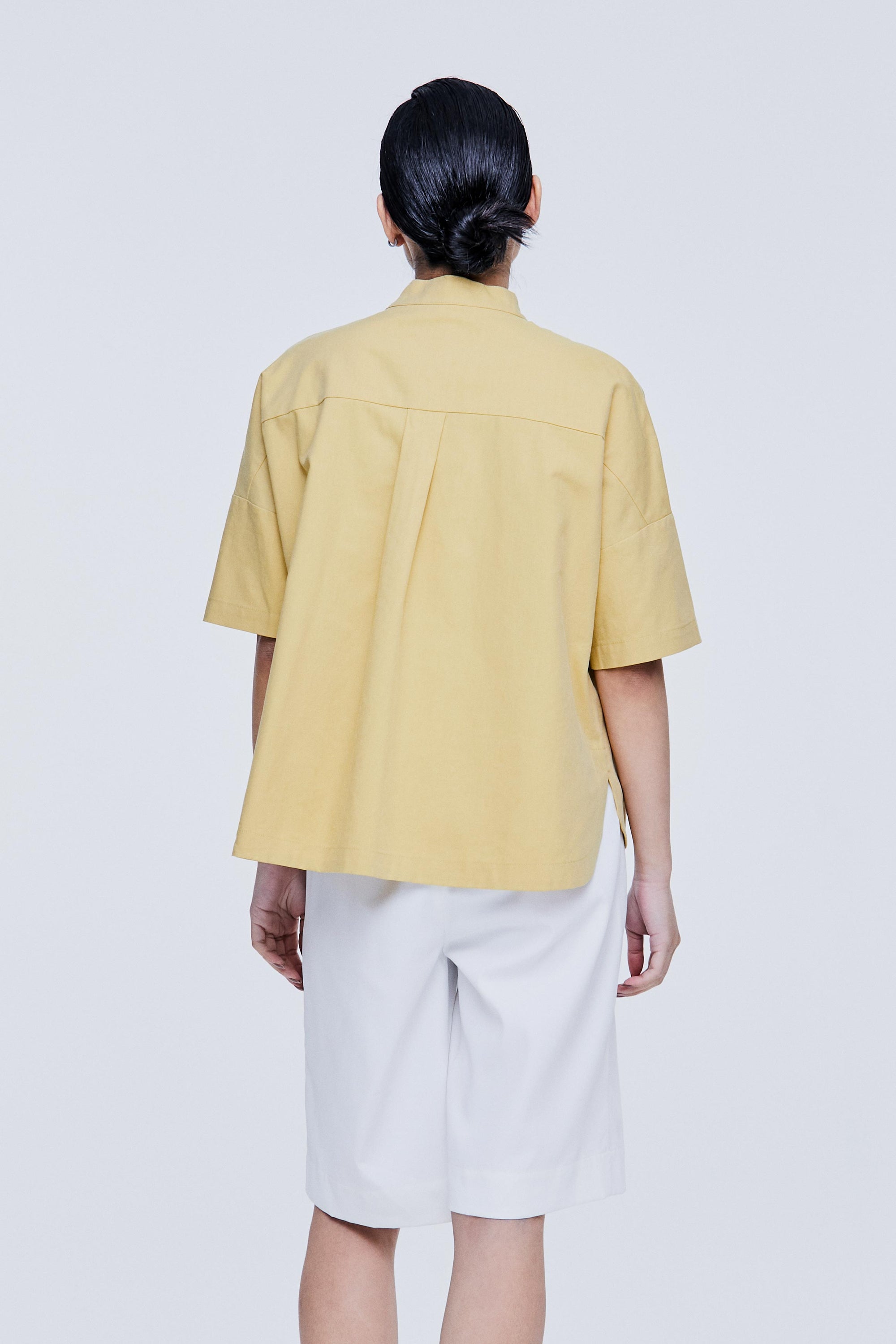 color:YELLOW