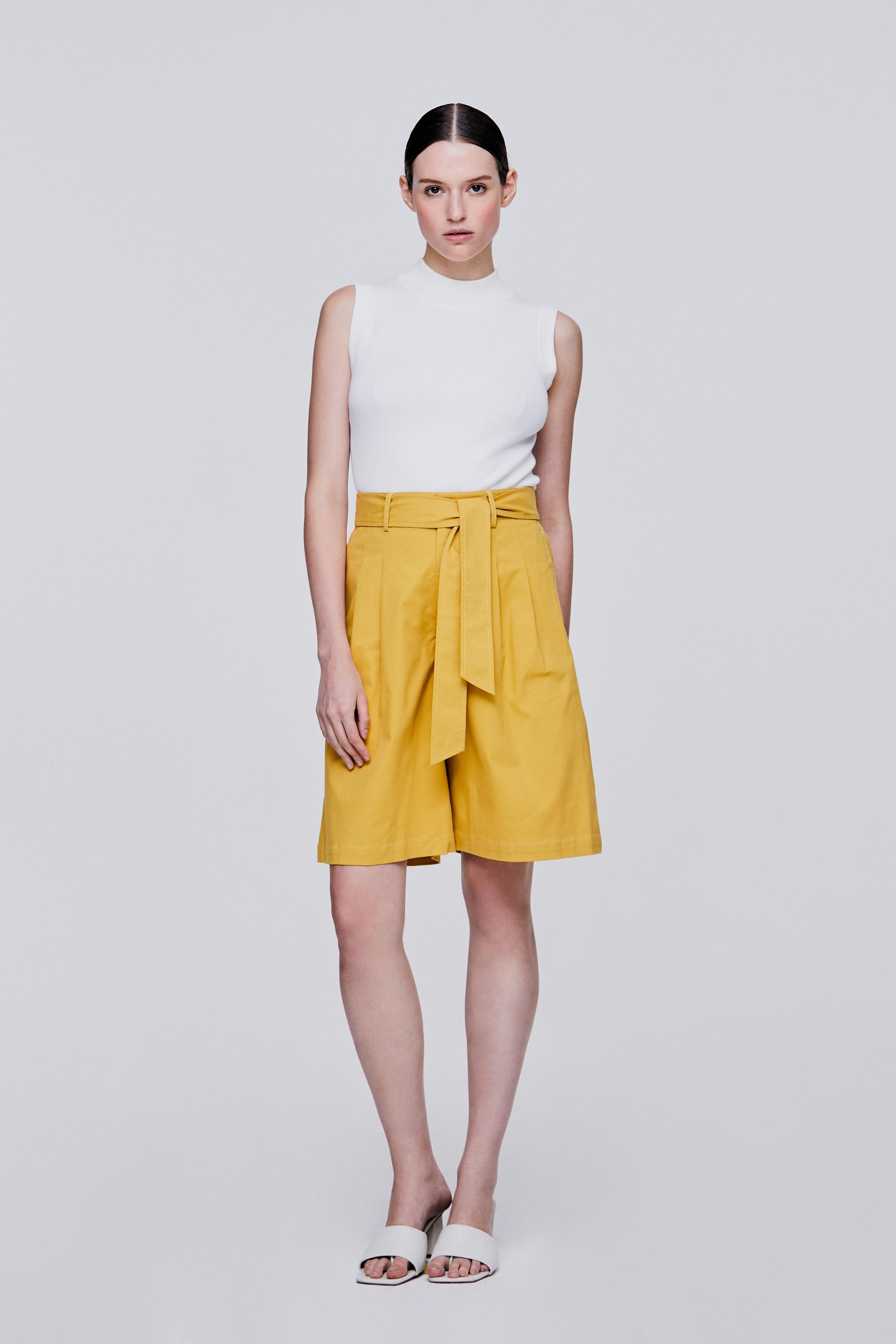 color:YELLOW