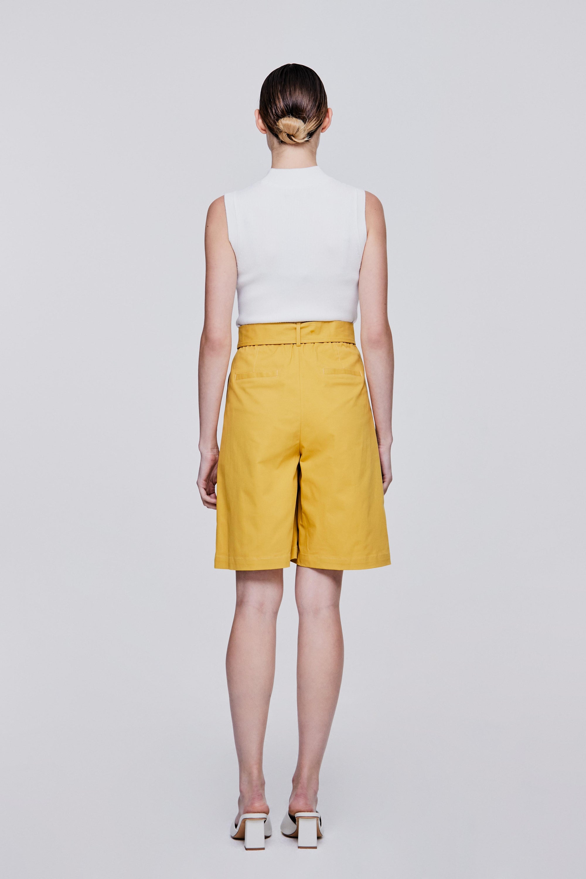 color:YELLOW