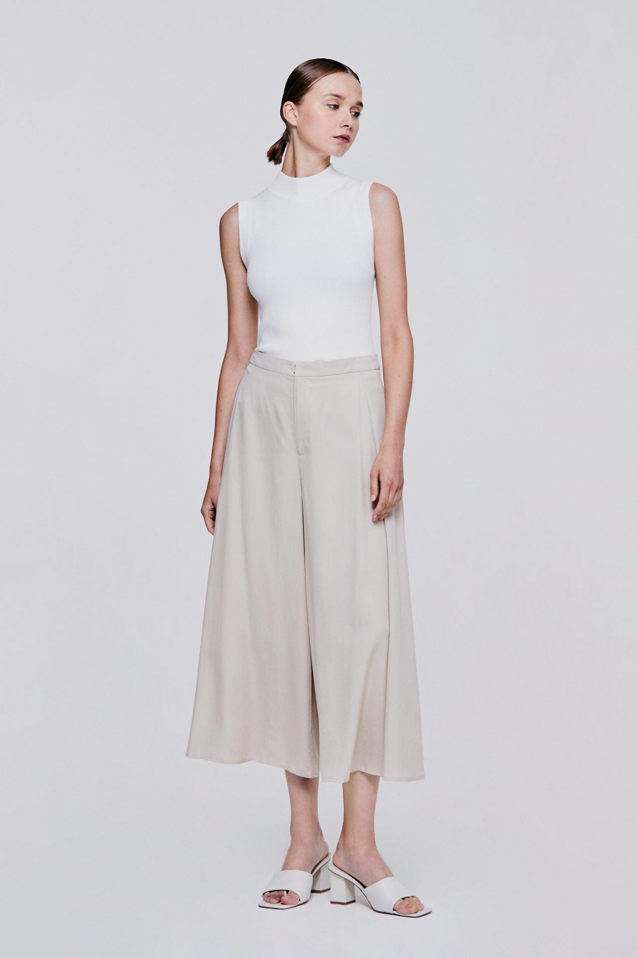 color:BEIGE