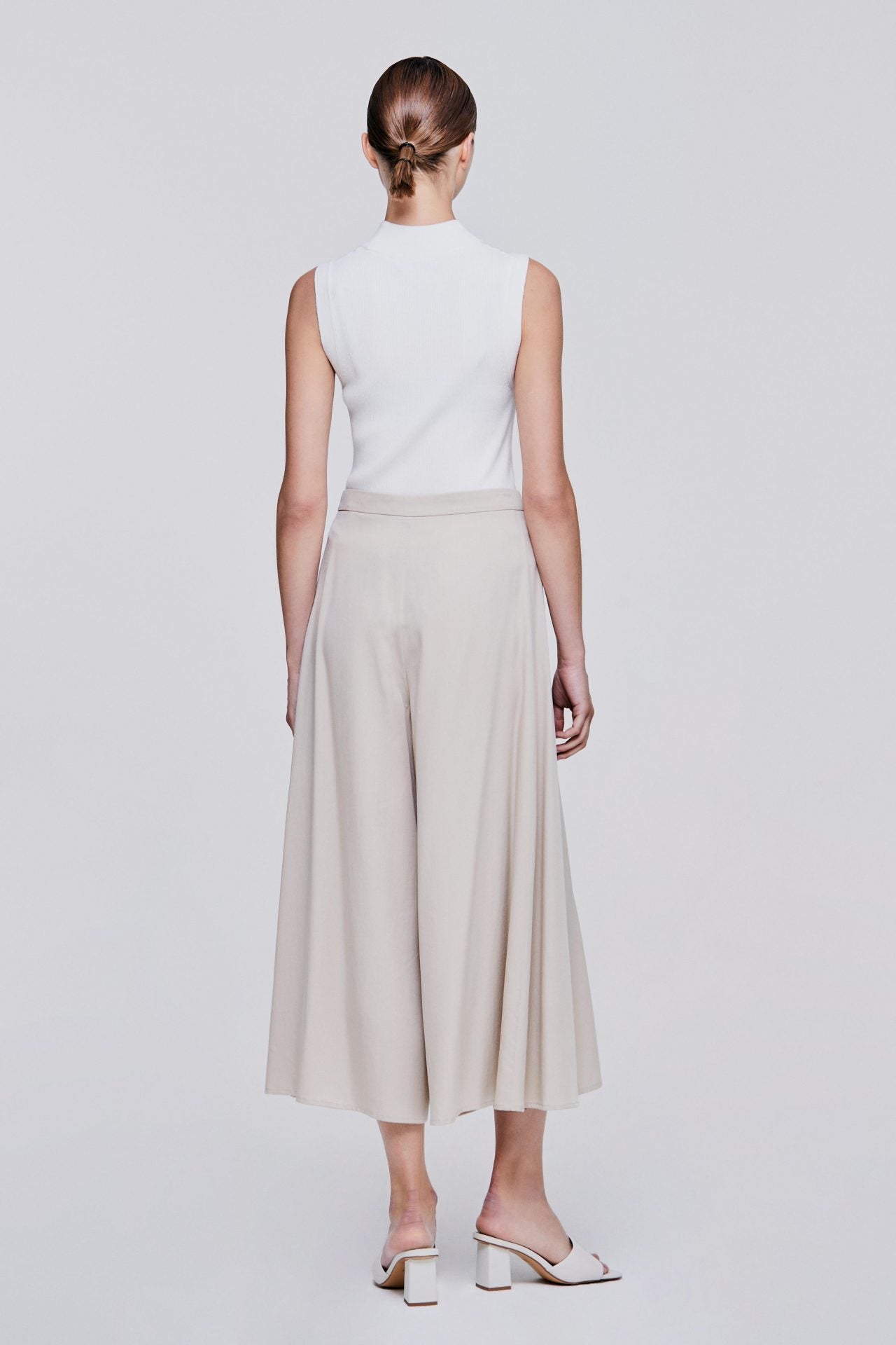 color:BEIGE