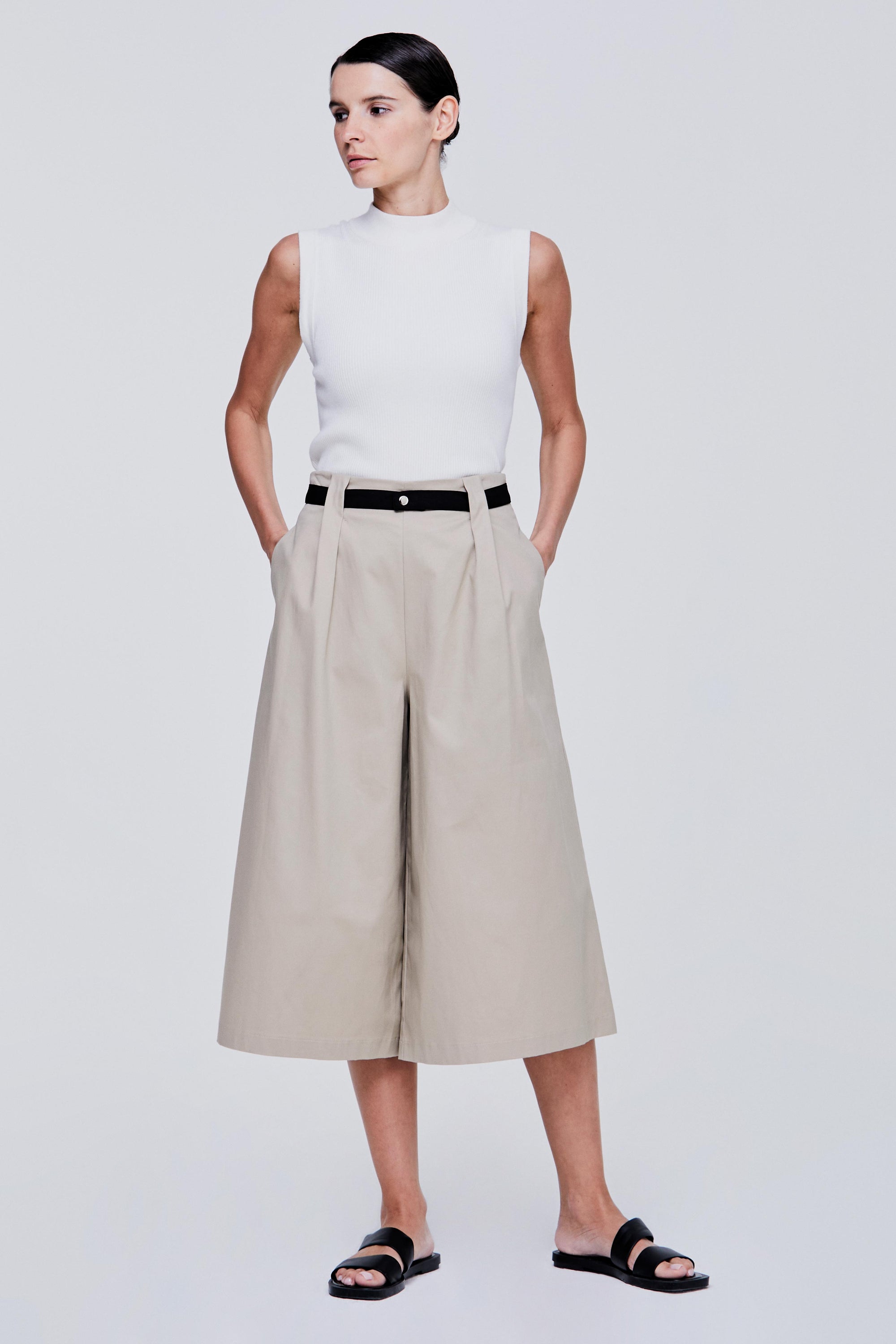 color:BEIGE