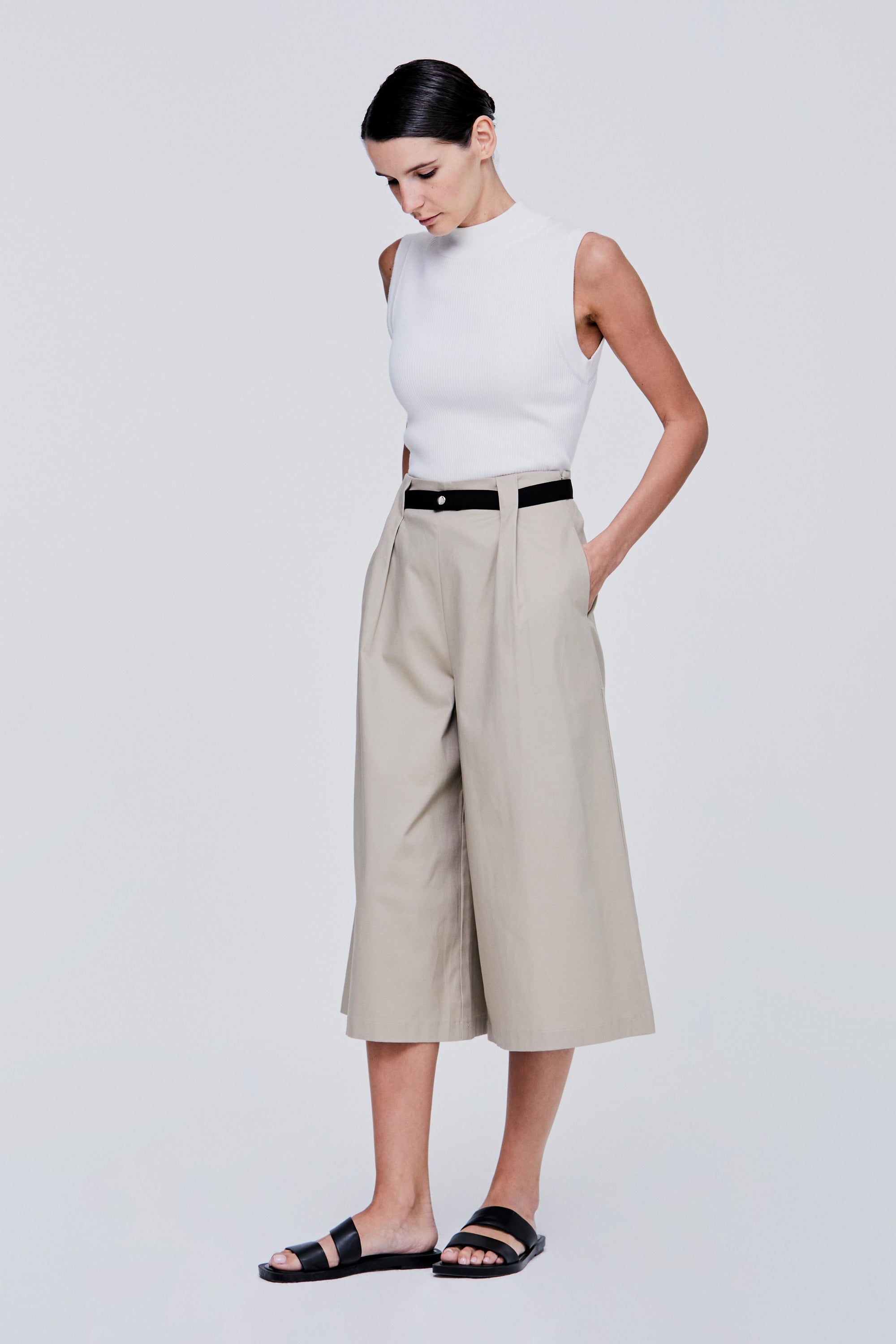 color:BEIGE