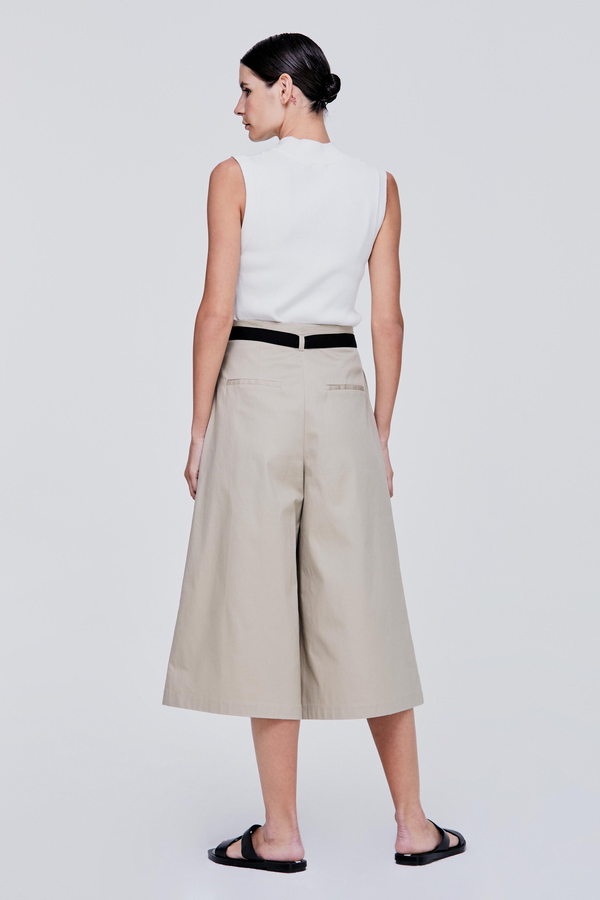 color:BEIGE