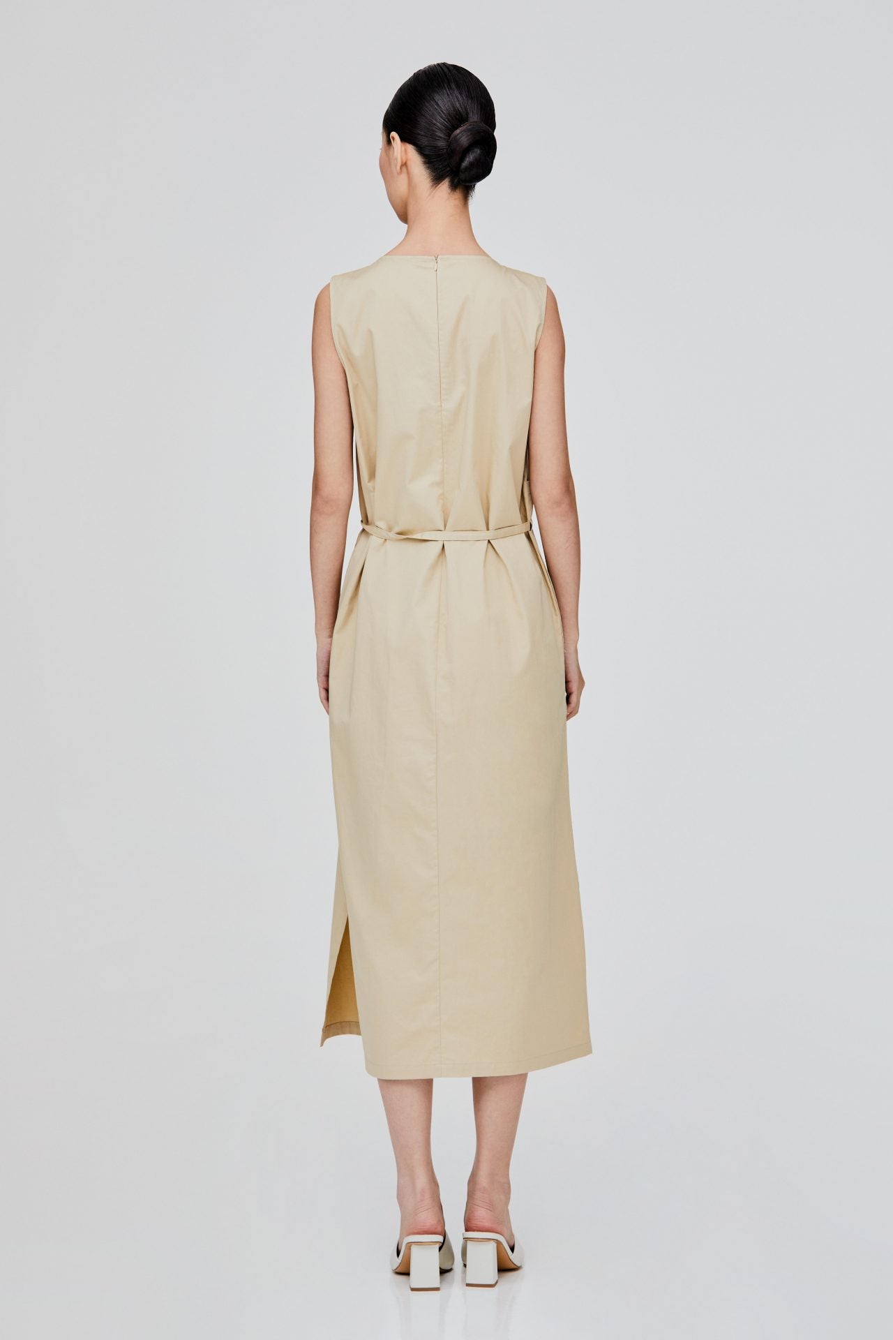 color:BEIGE