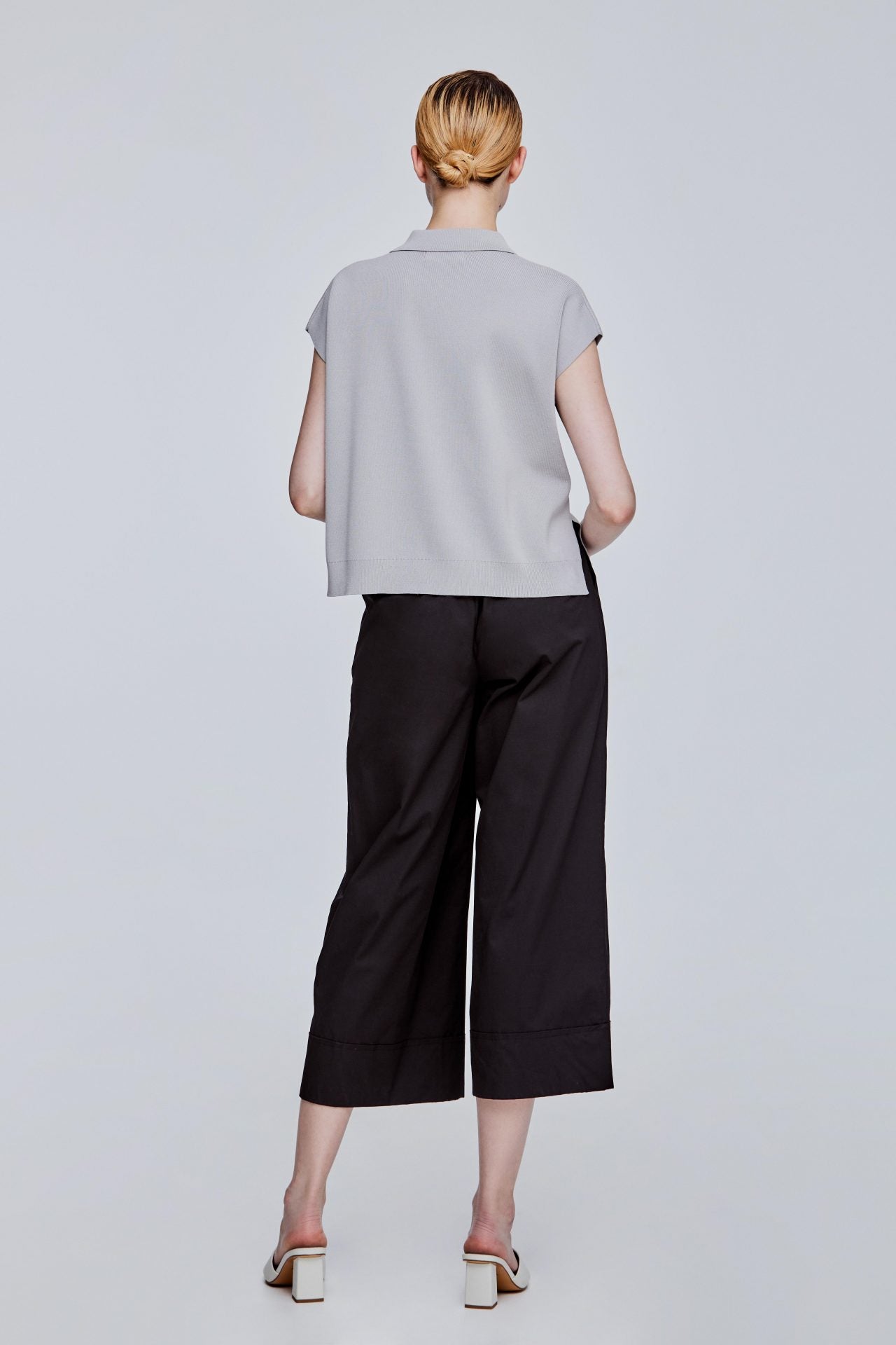 color:GREY