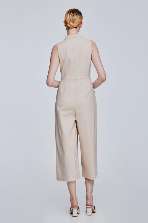 color:BEIGE