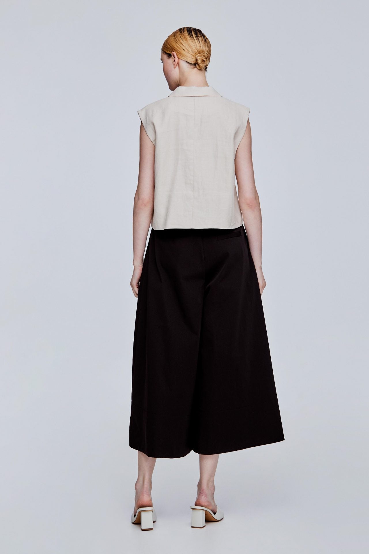 color:BEIGE