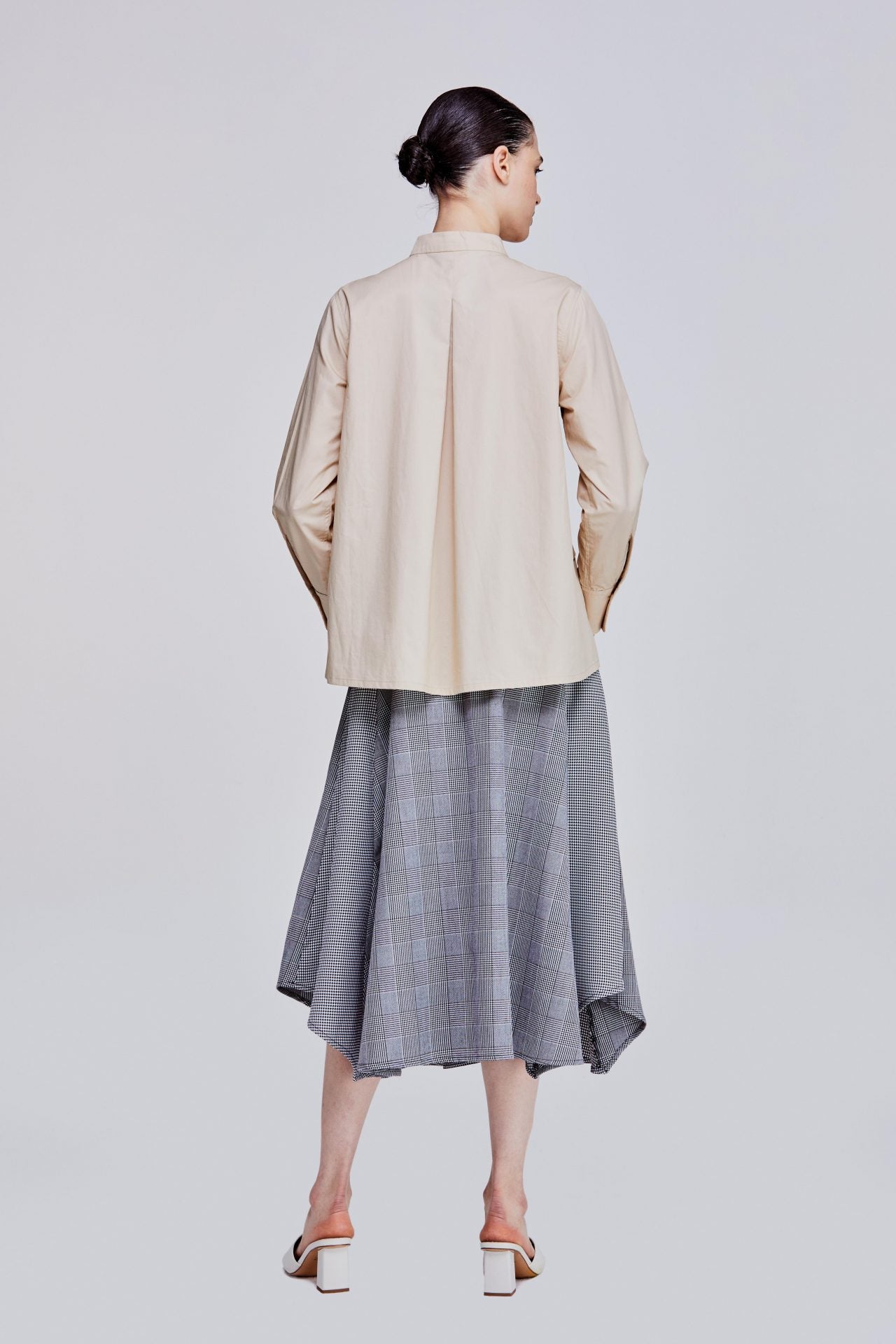 color:BEIGE