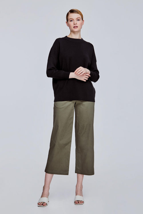 color:BLACK