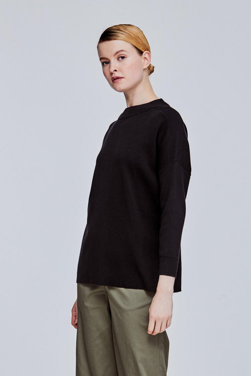 color:BLACK