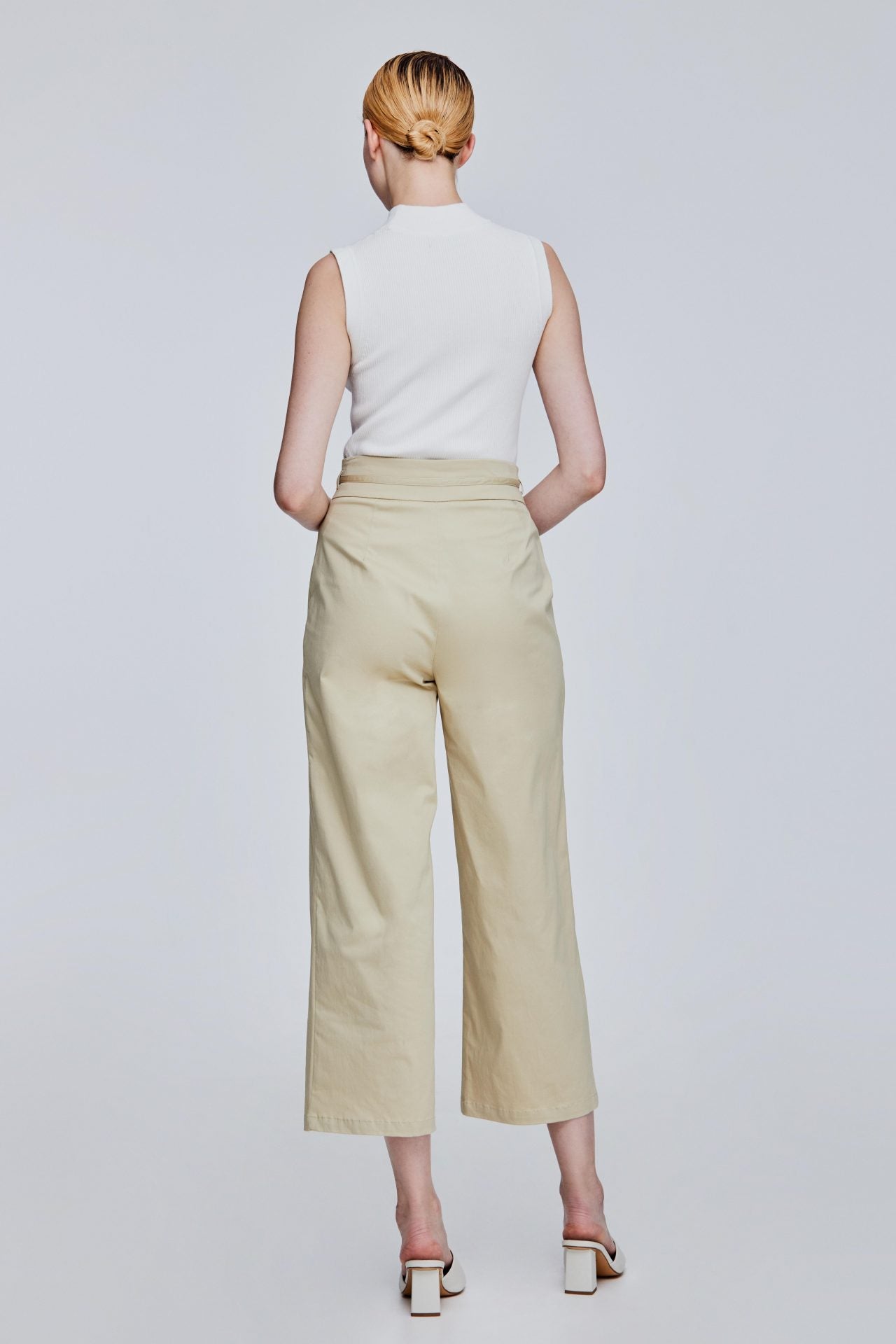 color:BEIGE