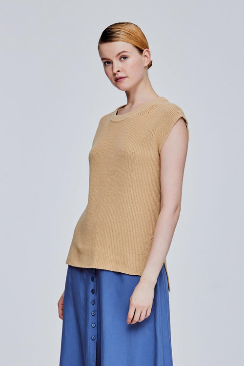 color:BEIGE