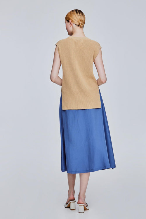 color:BEIGE