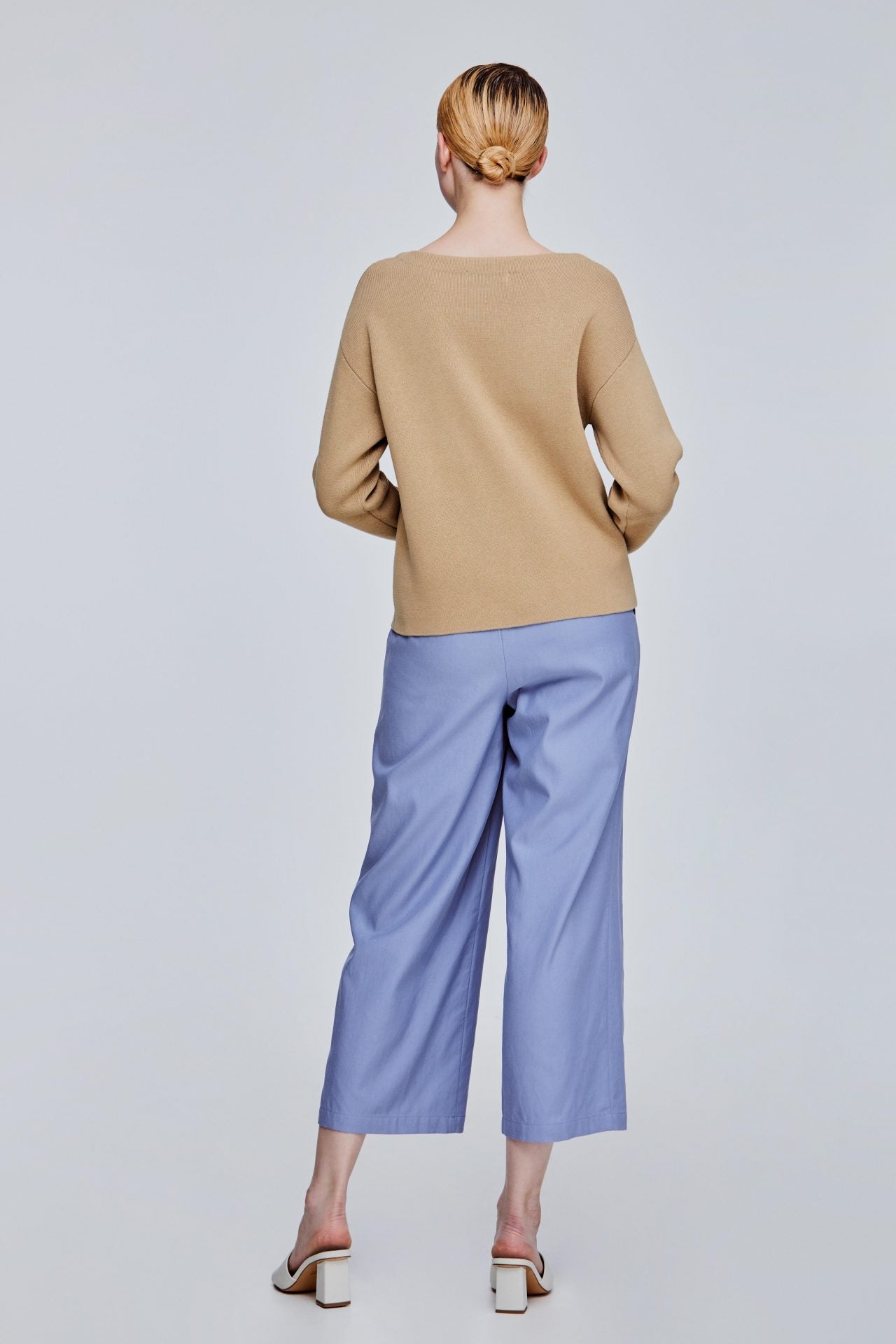 color:BEIGE