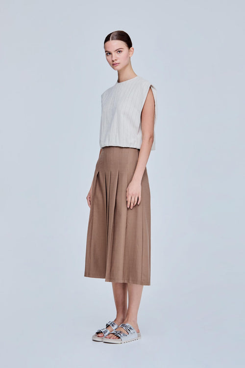 color:BEIGE