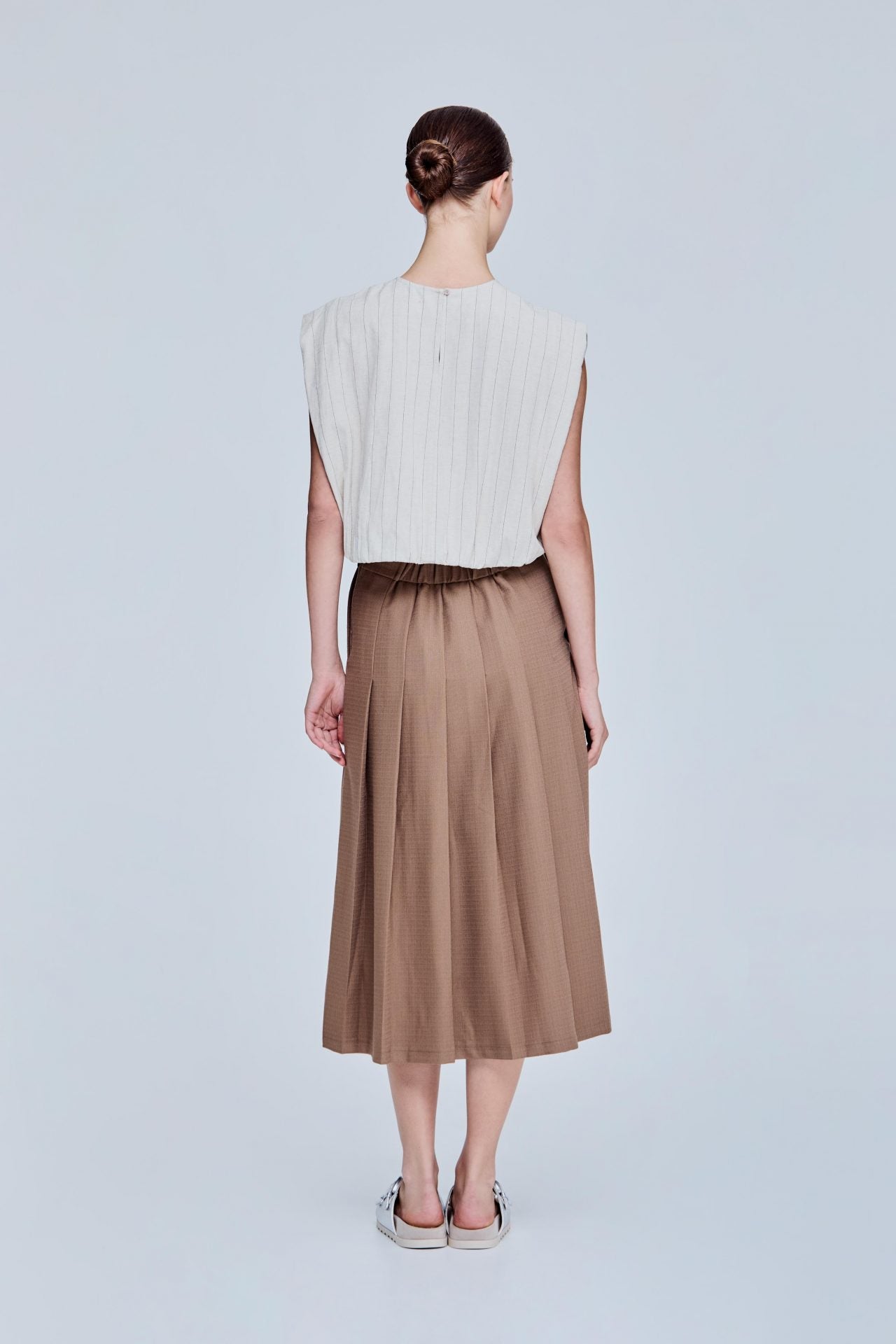 color:BEIGE