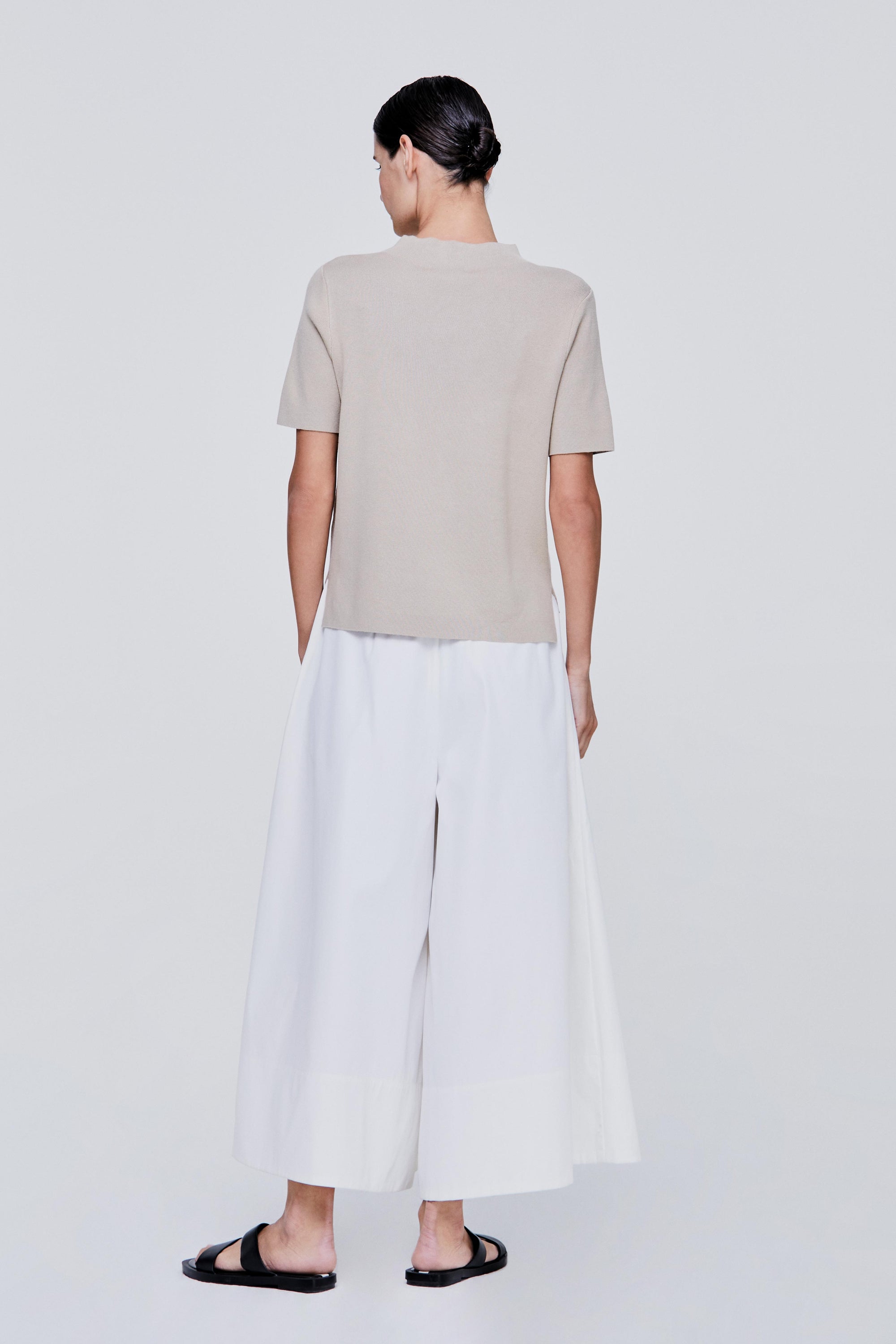 color:BEIGE