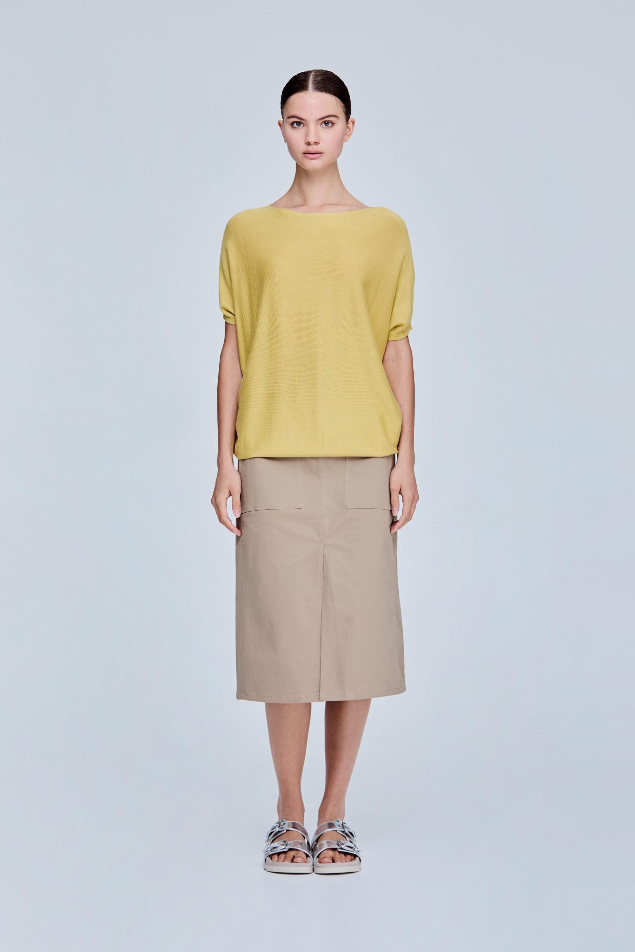 color:YELLOW