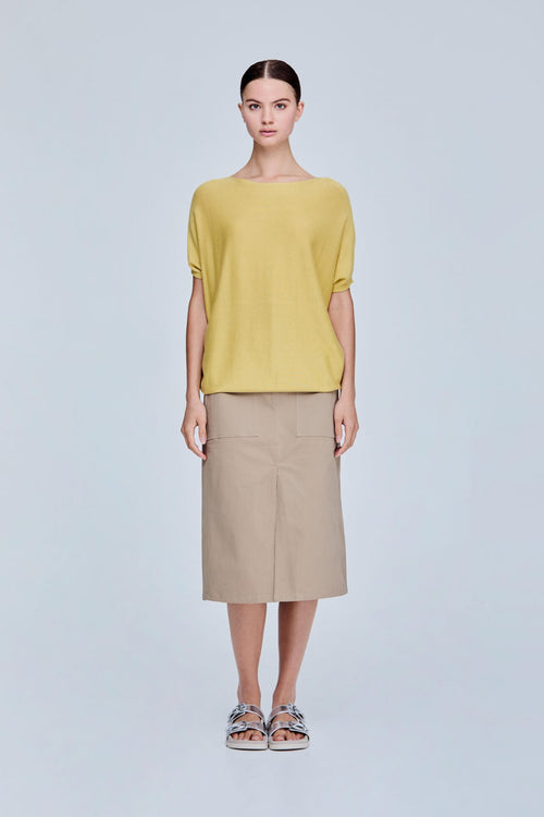 color:YELLOW