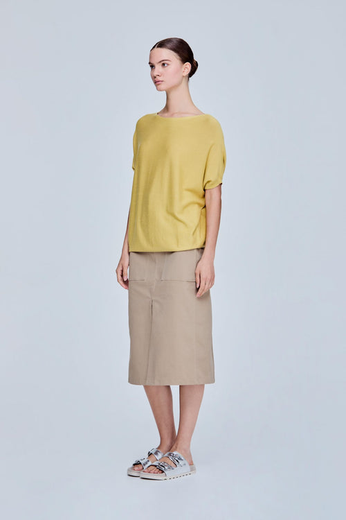 color:YELLOW