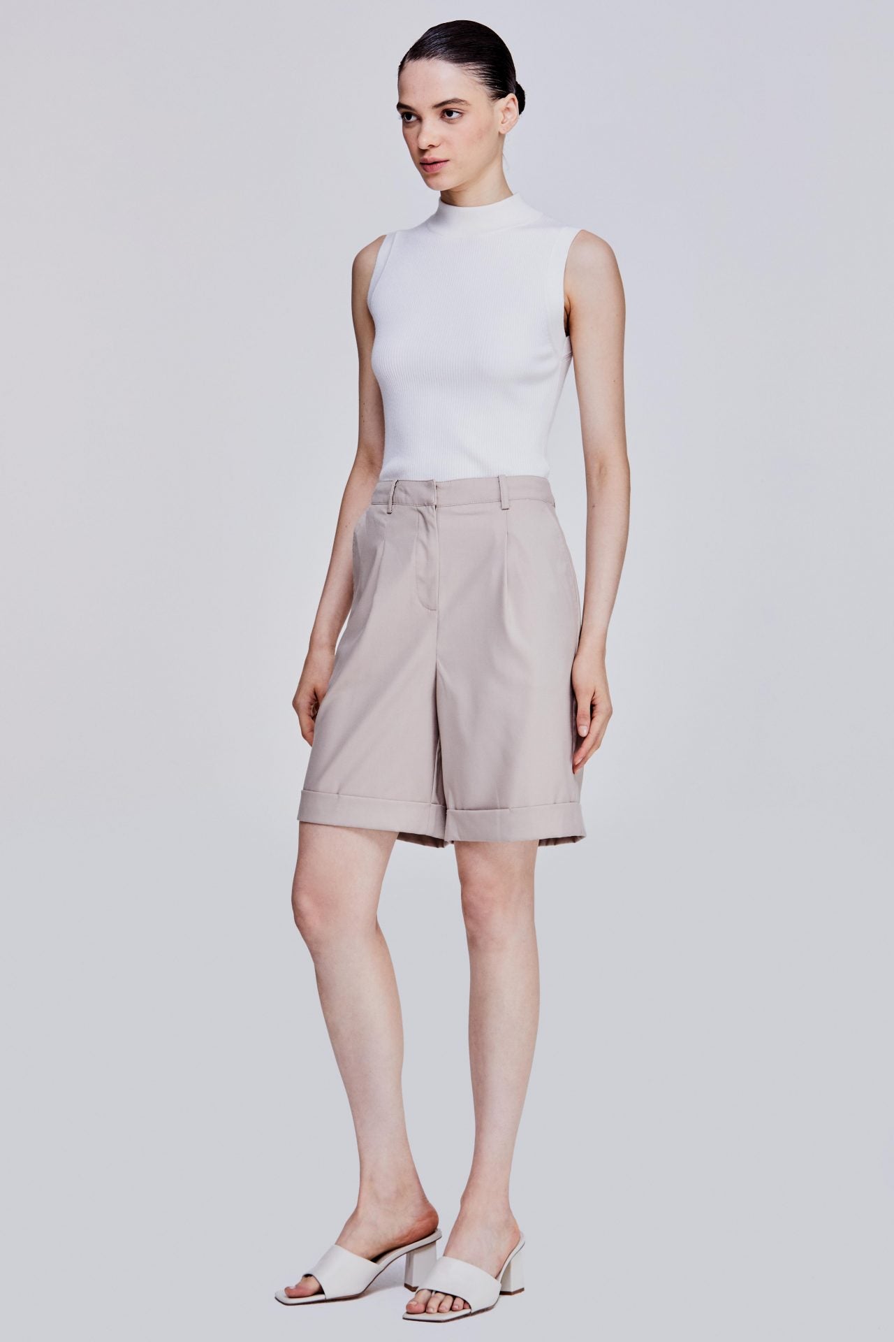 color:BEIGE