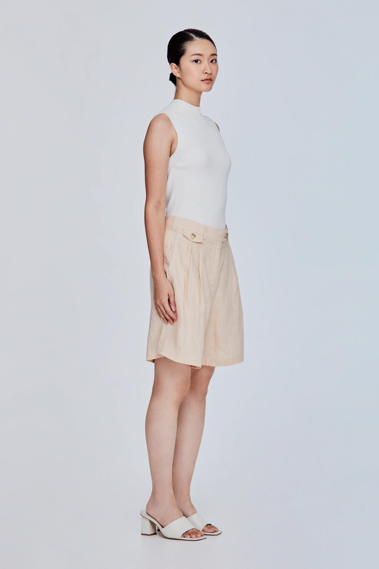 color:BEIGE