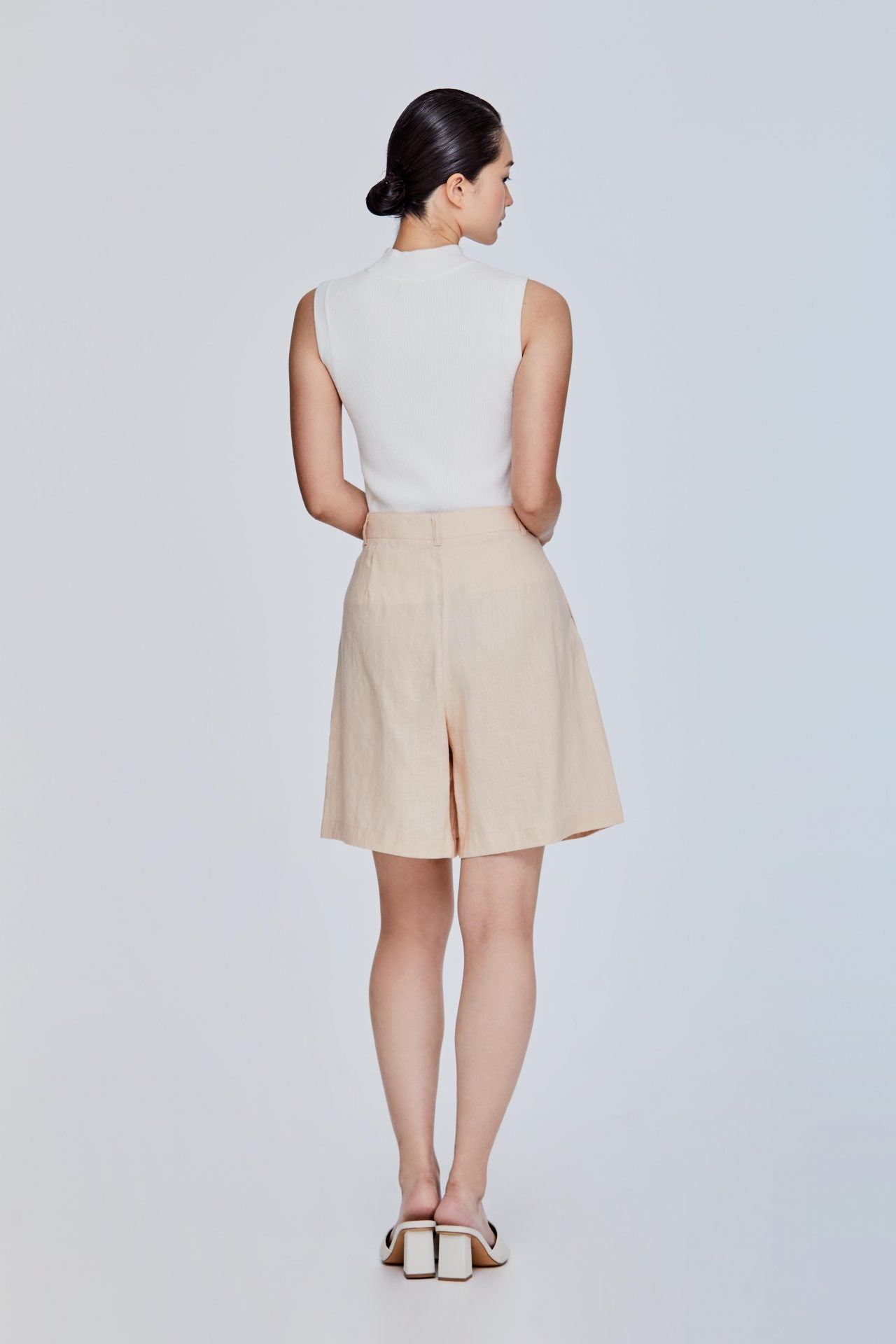 color:BEIGE