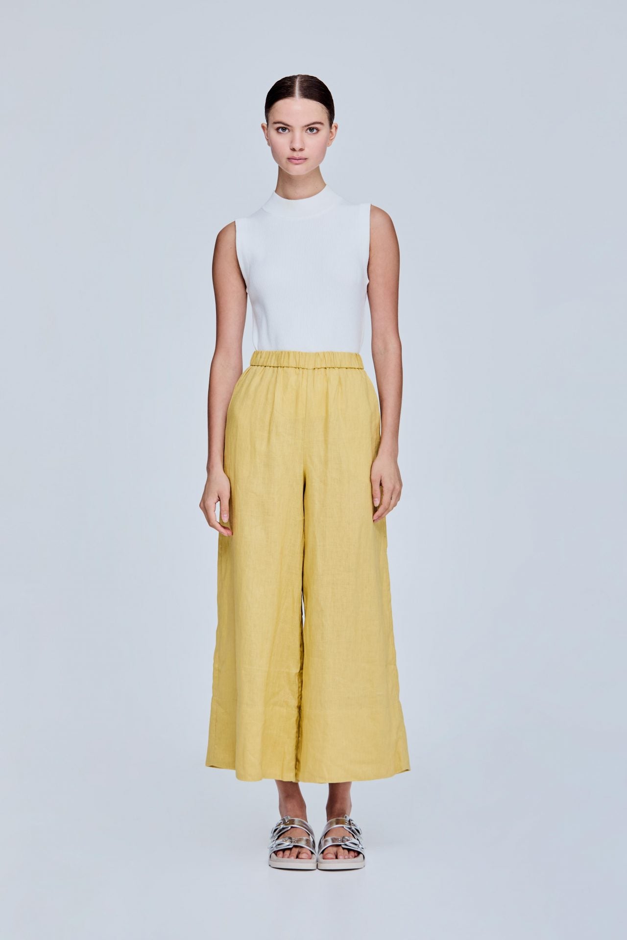 color:YELLOW
