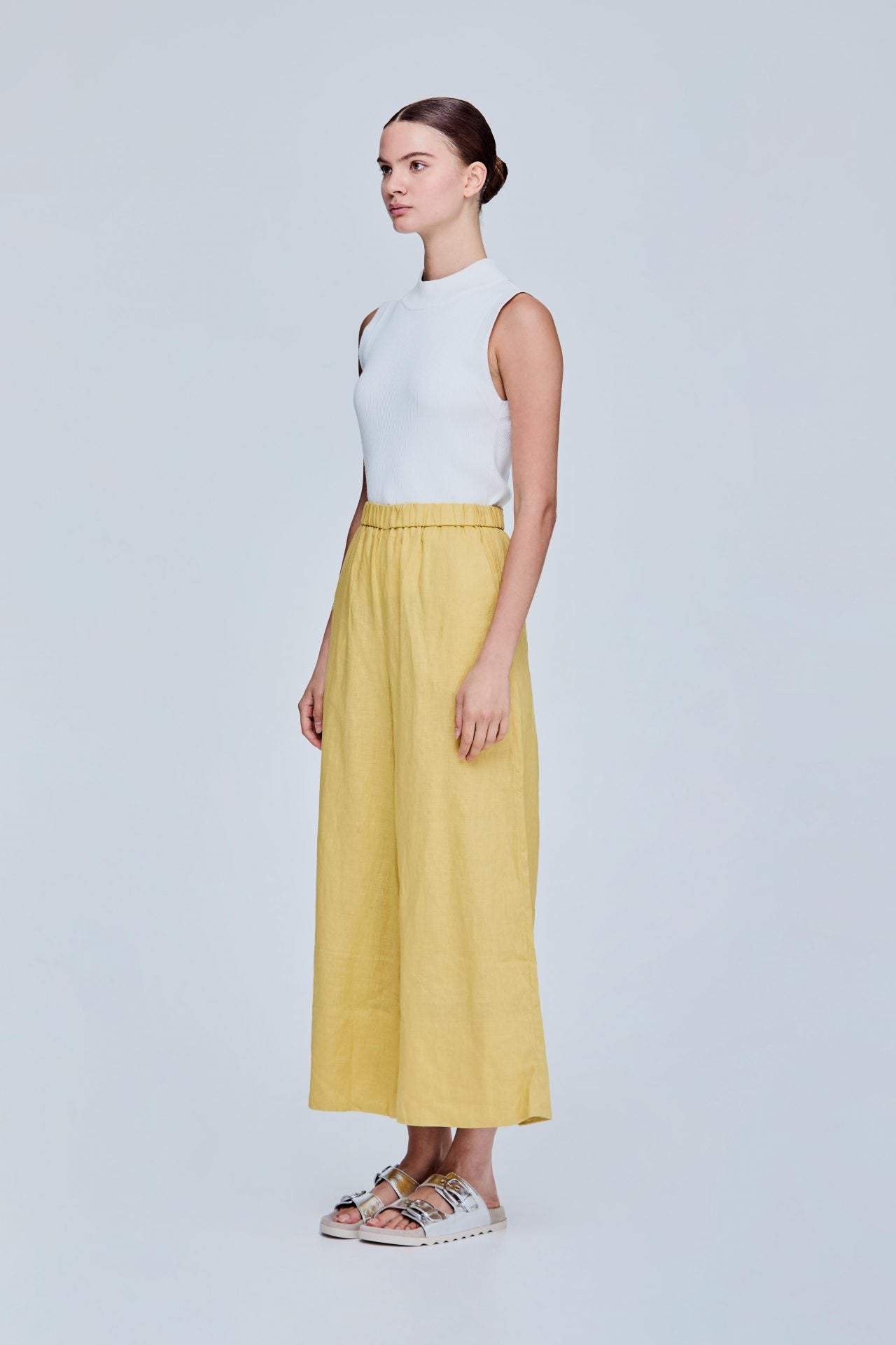 color:YELLOW