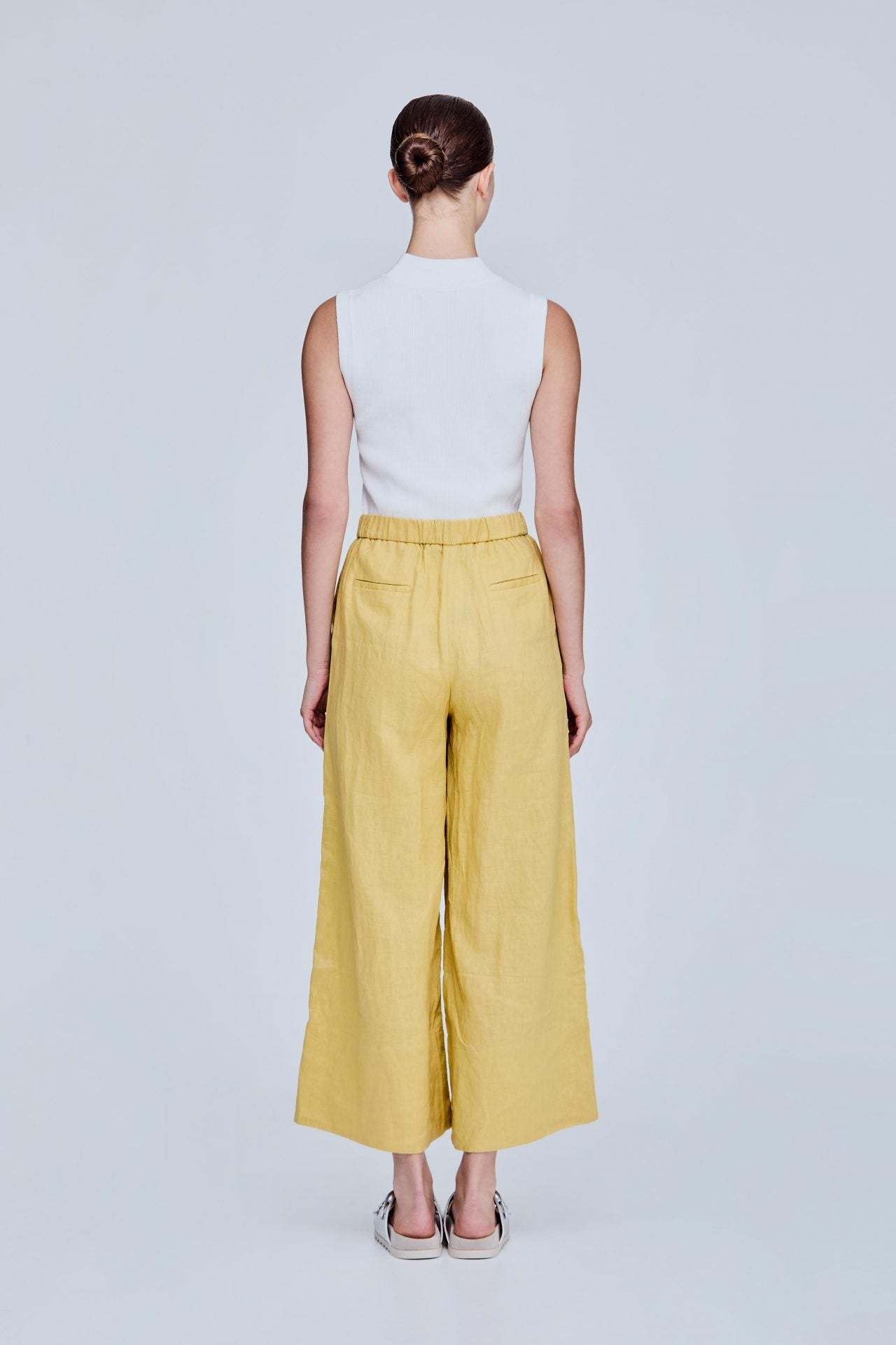 color:YELLOW