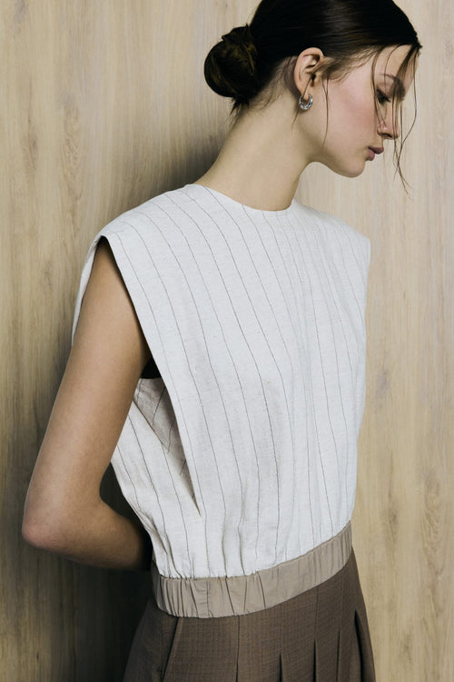 color:BEIGE
