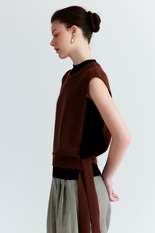 color:BROWN