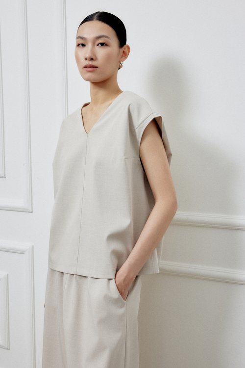 color:BEIGE