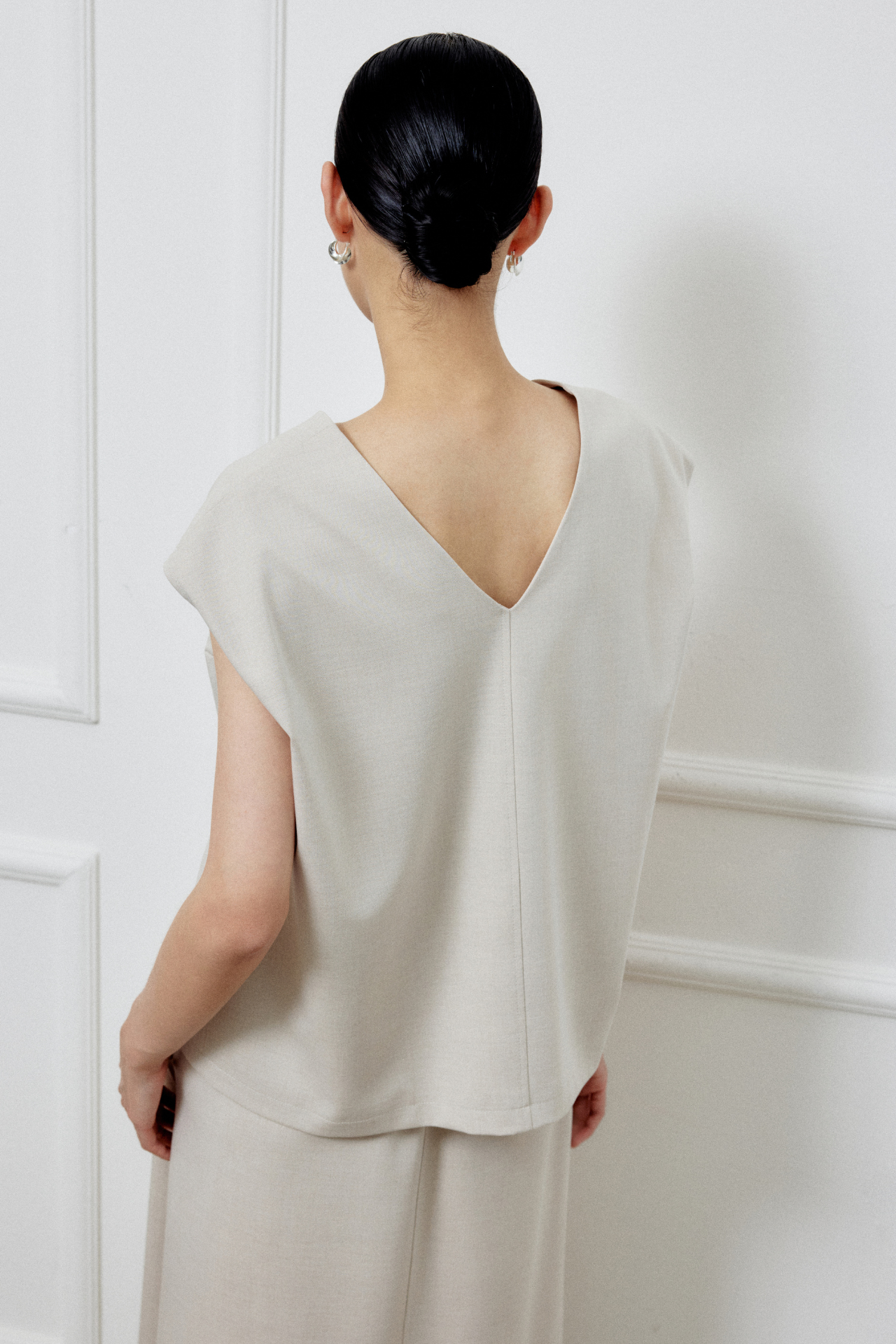 color:BEIGE